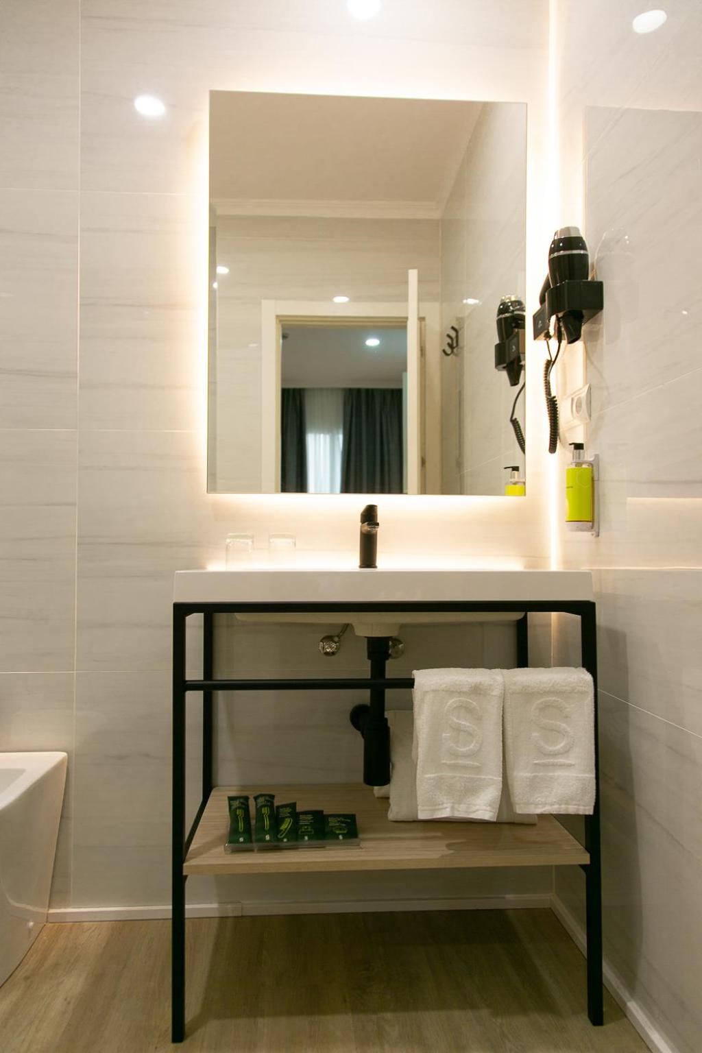 Superior Twin Room - Photo 3