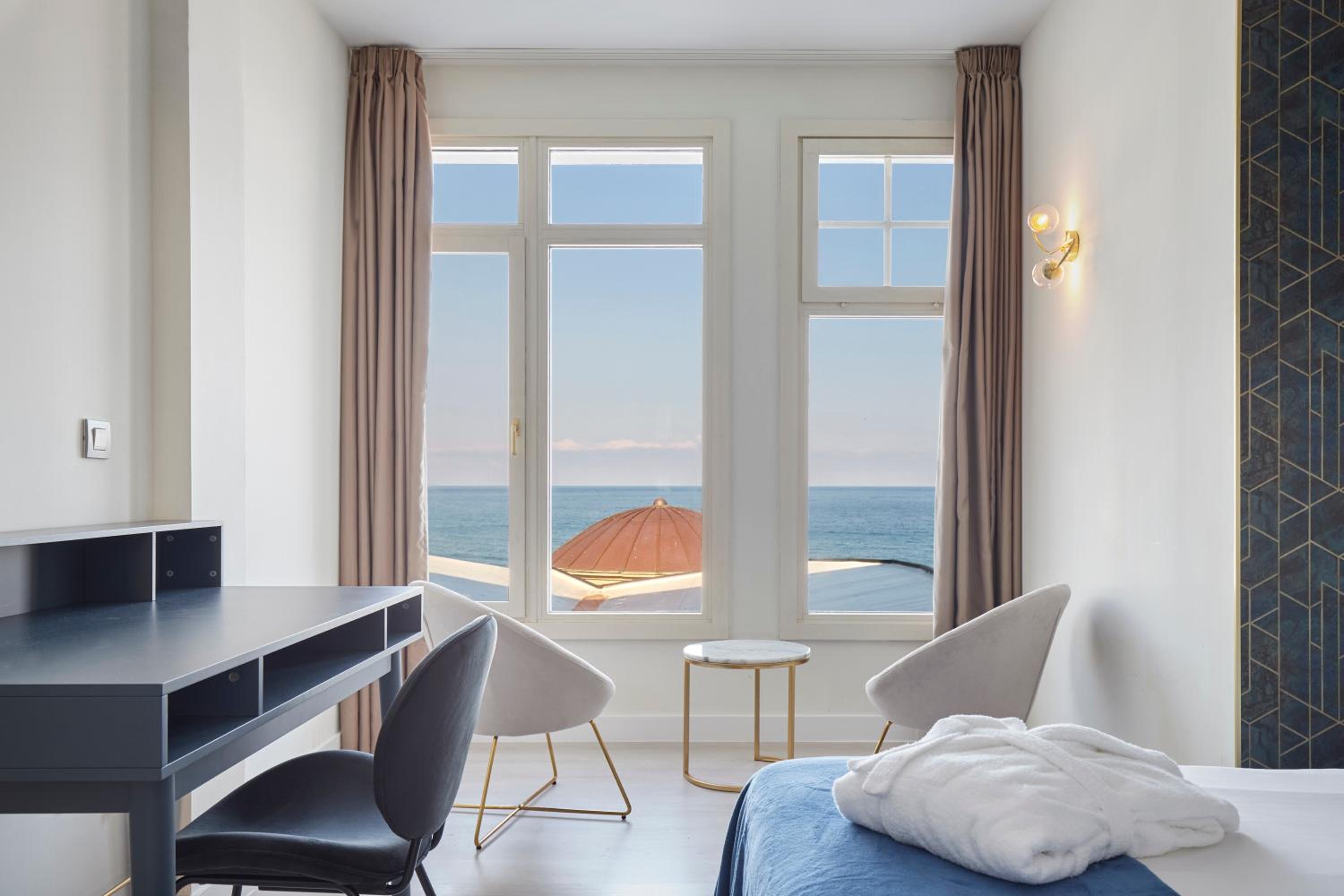 Deluxe Double Room with Side Sea View photo 3