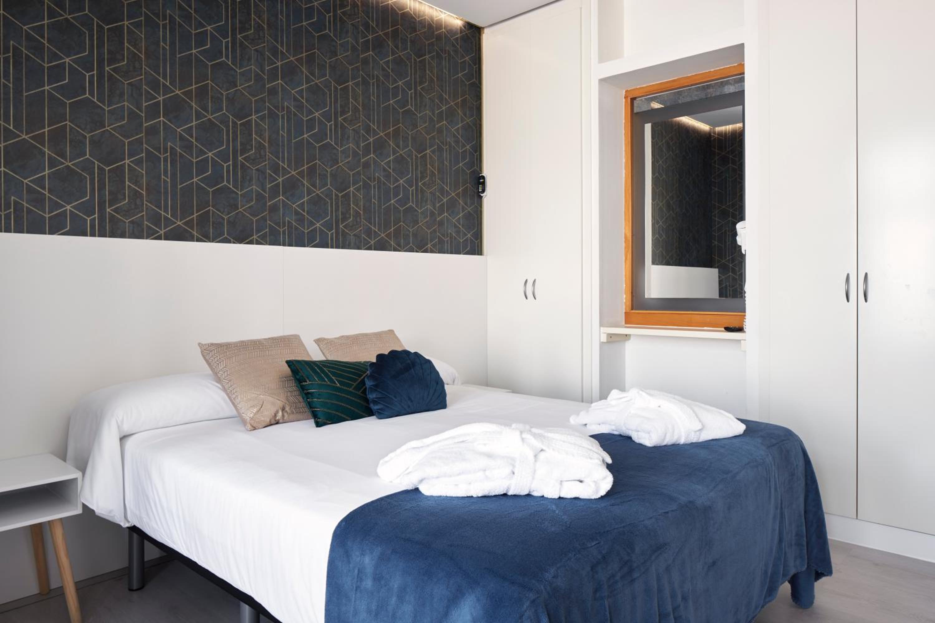 Deluxe Double Room with Side Sea View photo 2
