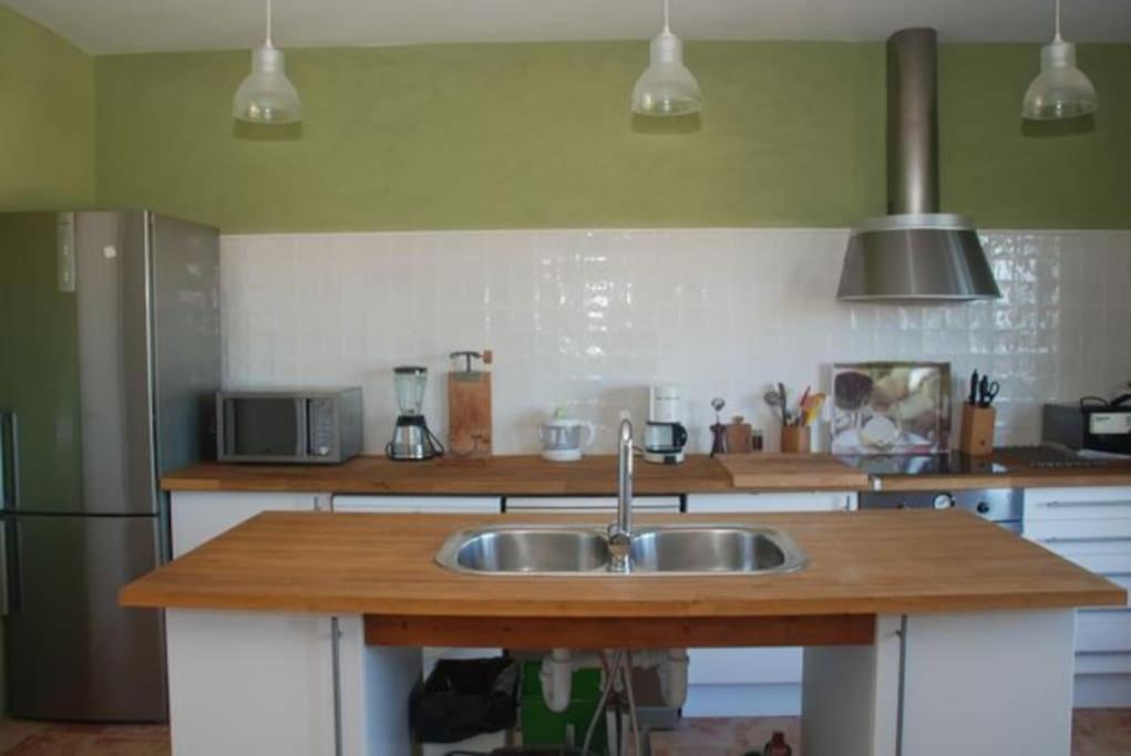 Six-Bedroom House photo 3