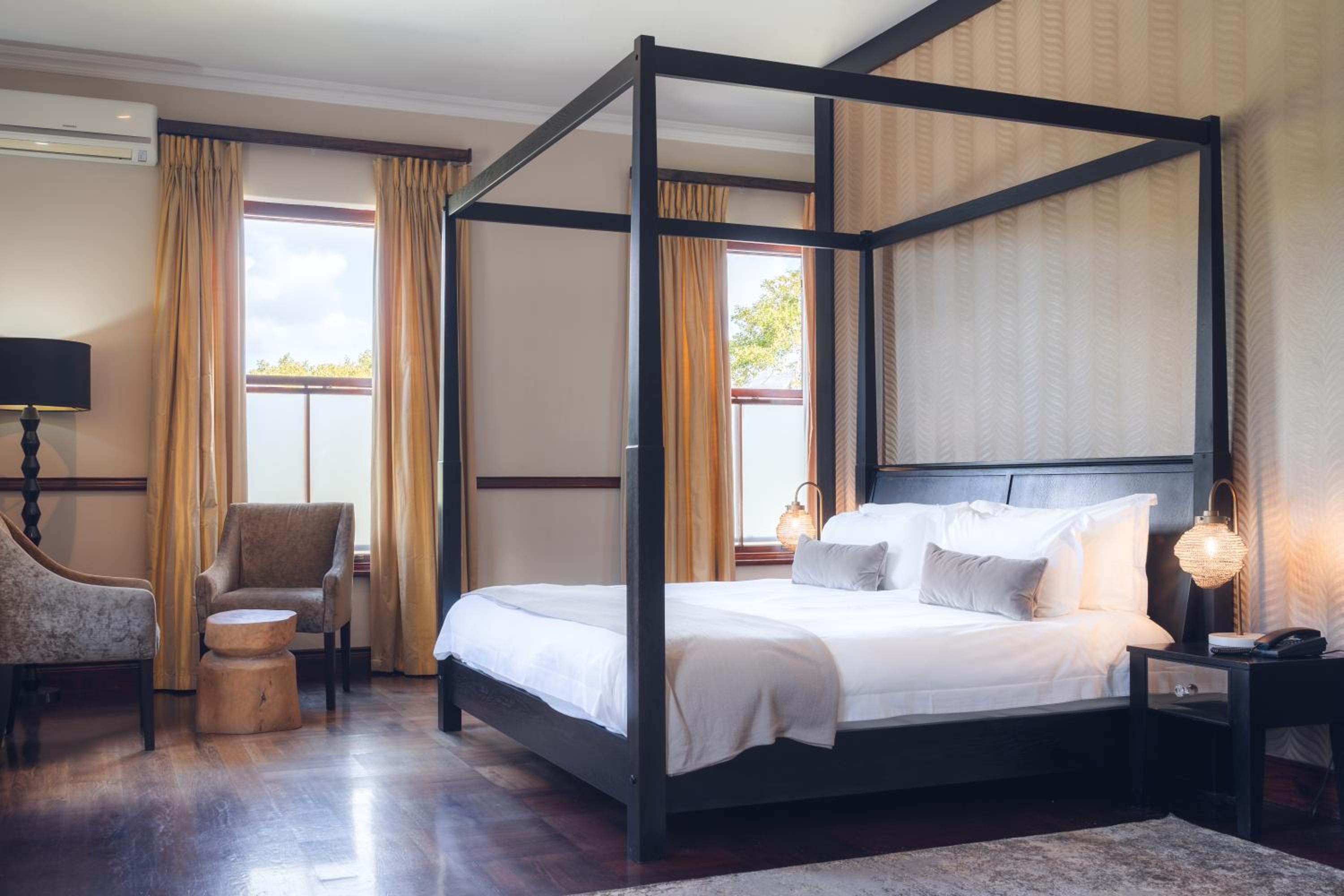 Luxury Suite - Photo 8