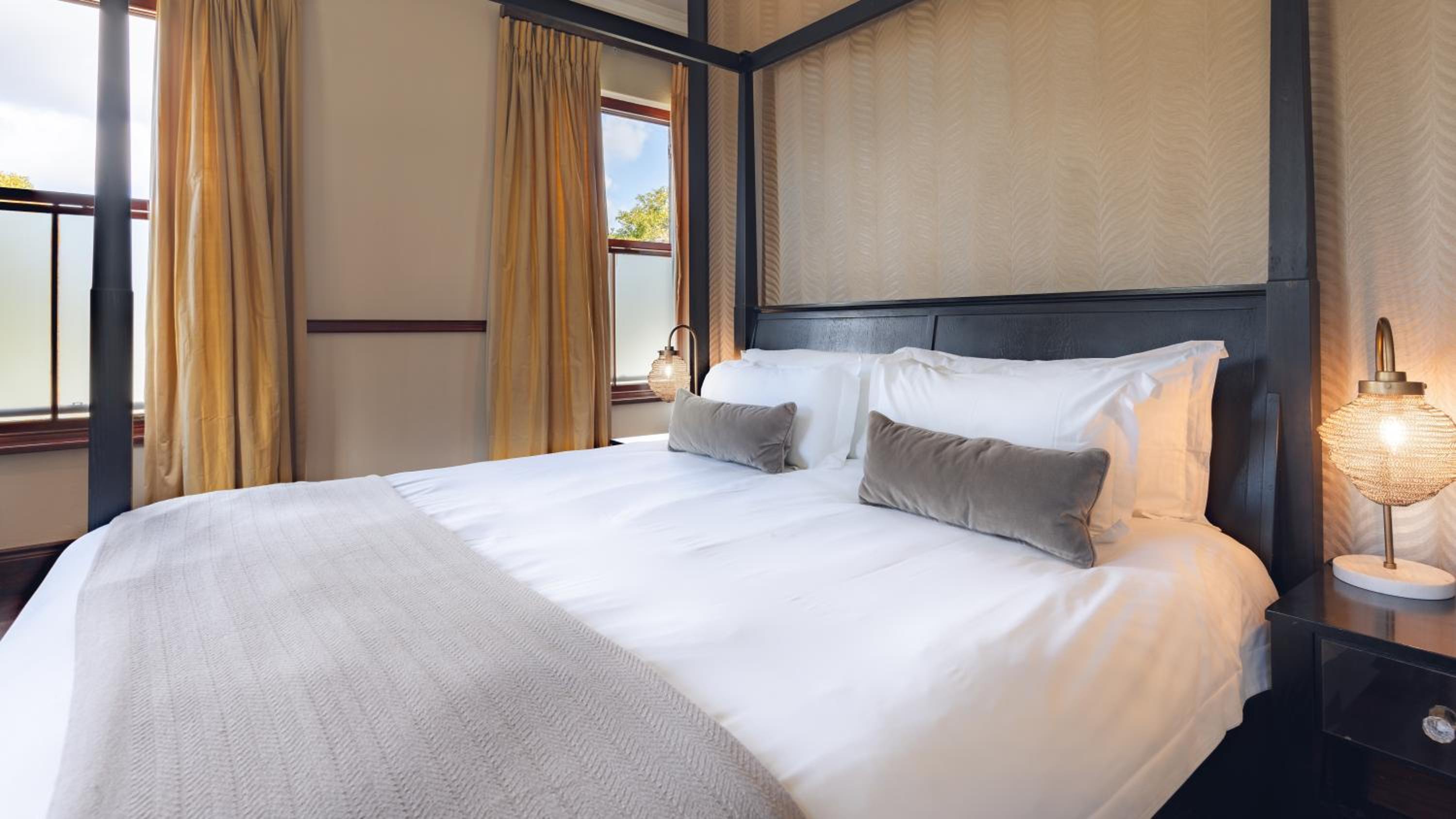 Luxury Suite - Photo 3