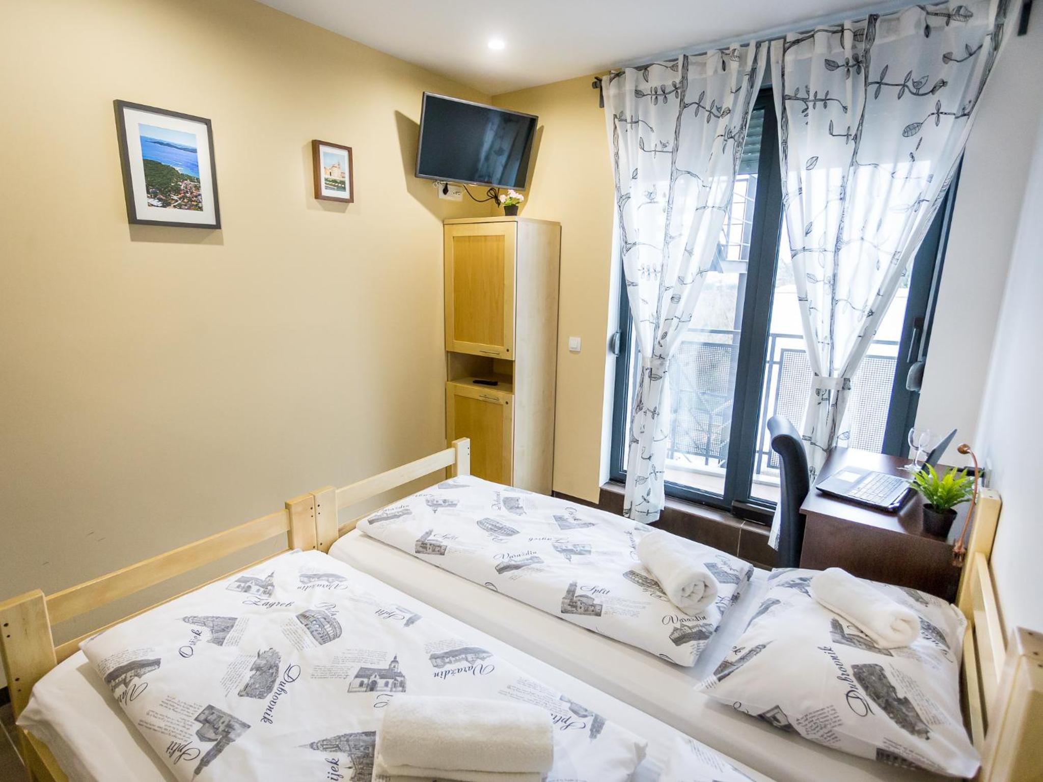 Double Room with Balcony - Photo 7