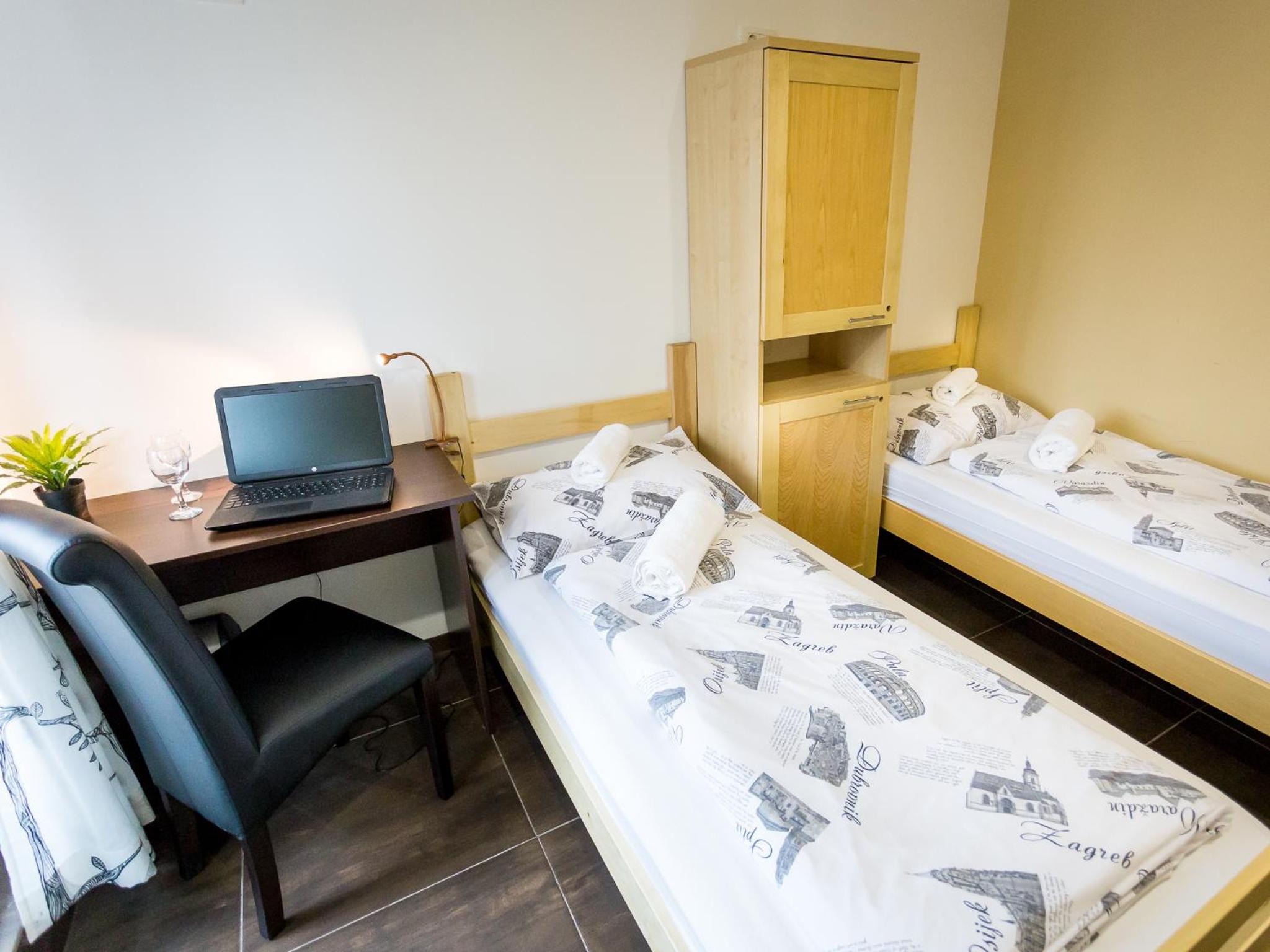 Double Room with Balcony - Photo 8
