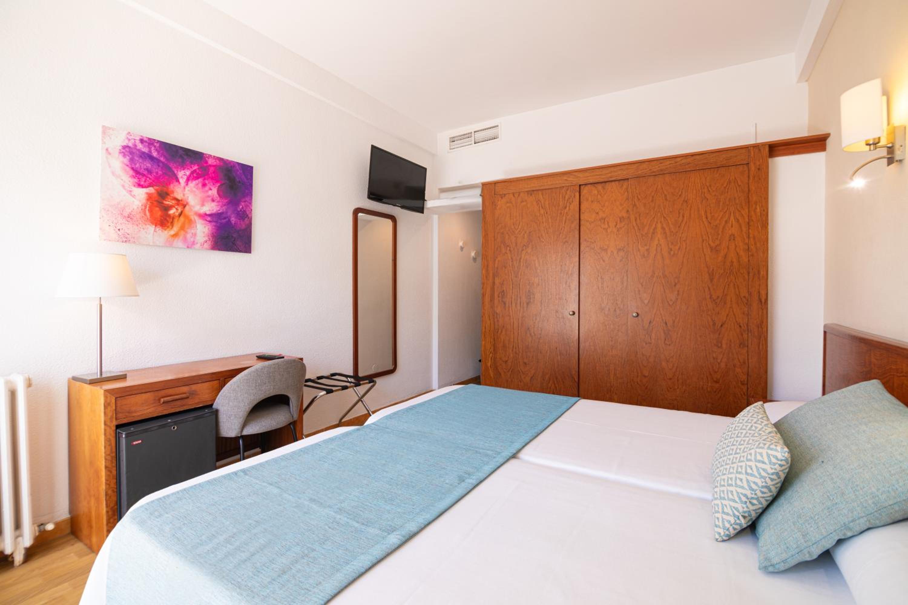 Double Room with Balcony (1 Adult) photo 3