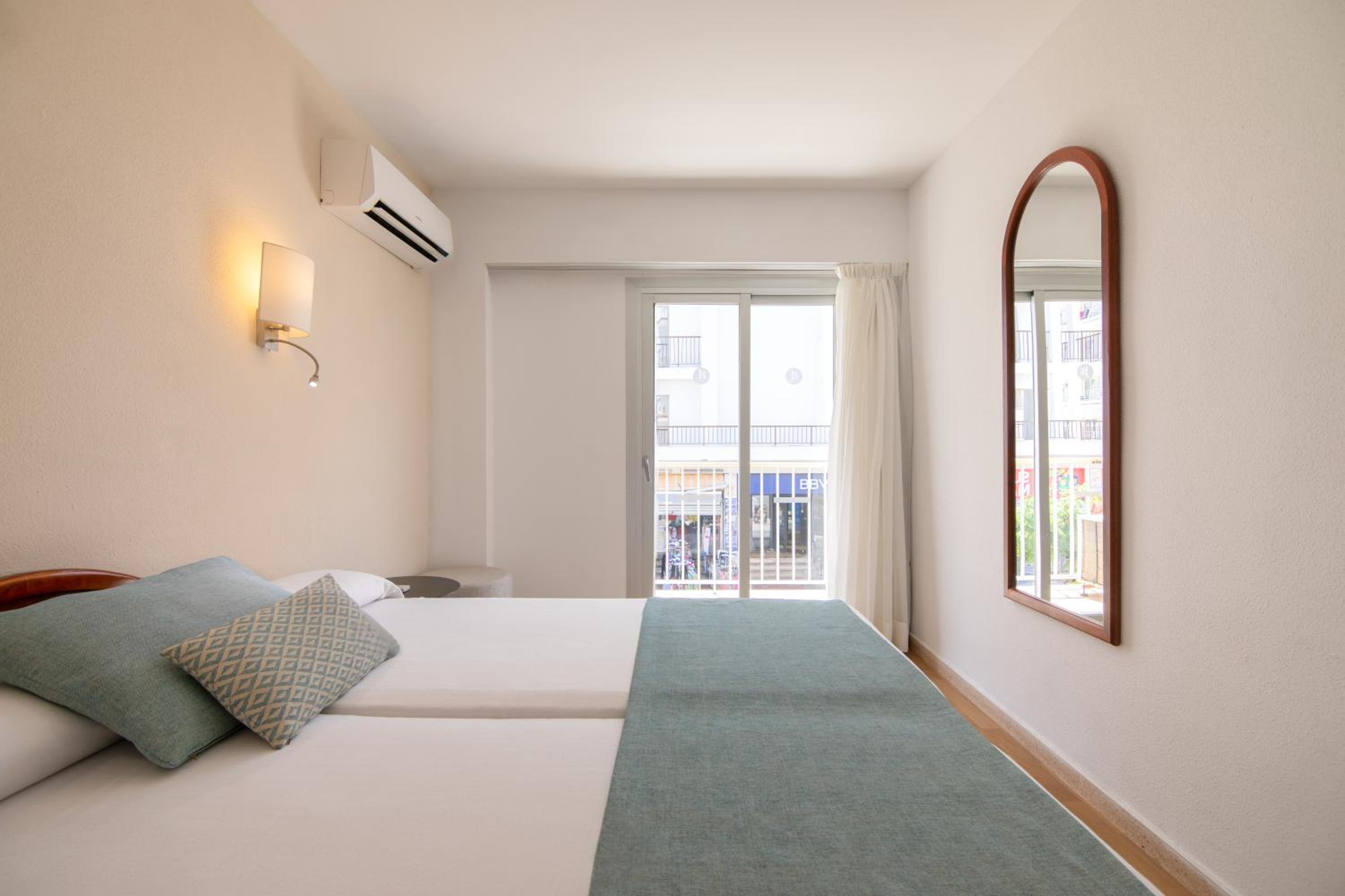 Double Room with Living Room and Balcony photo 3