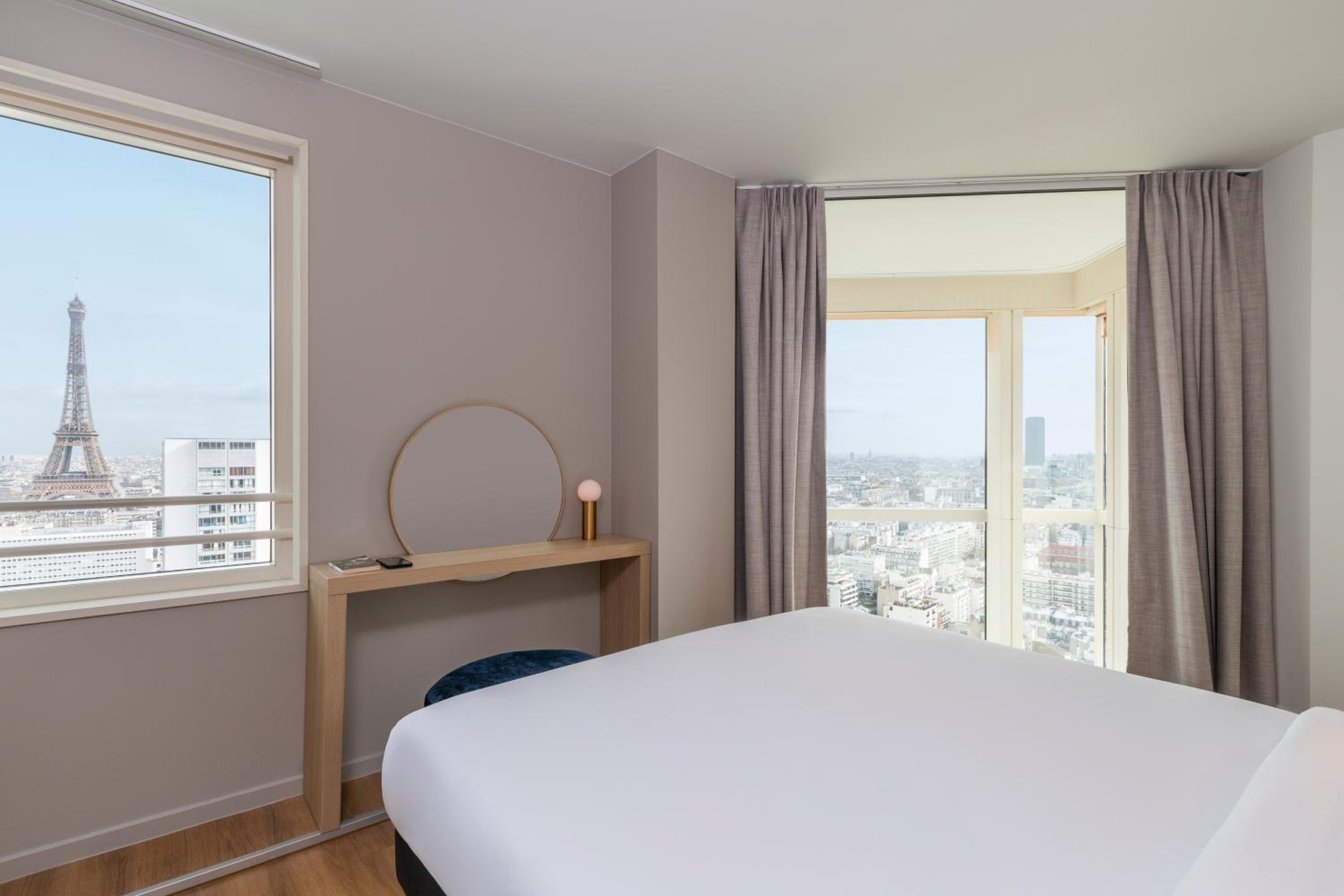 One-Bedroom Apartment with View on Eiffel Tower