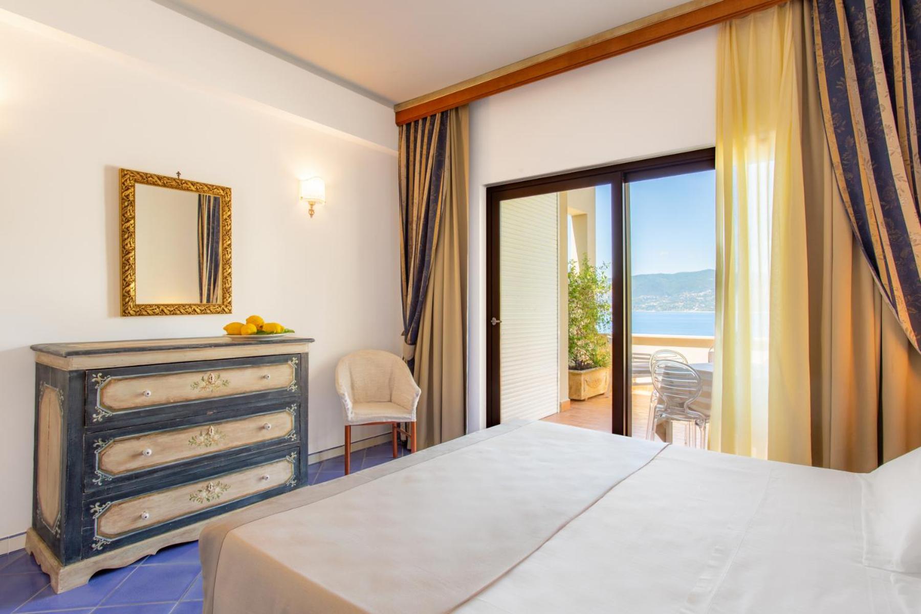 Suite with Terrace - Photo 9