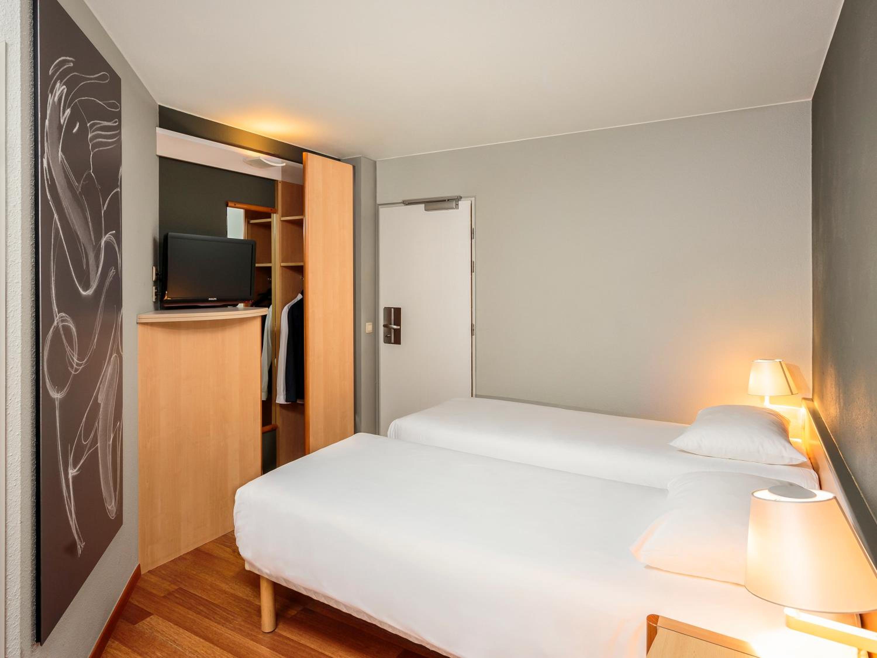 Standard Twin Room - Photo 1
