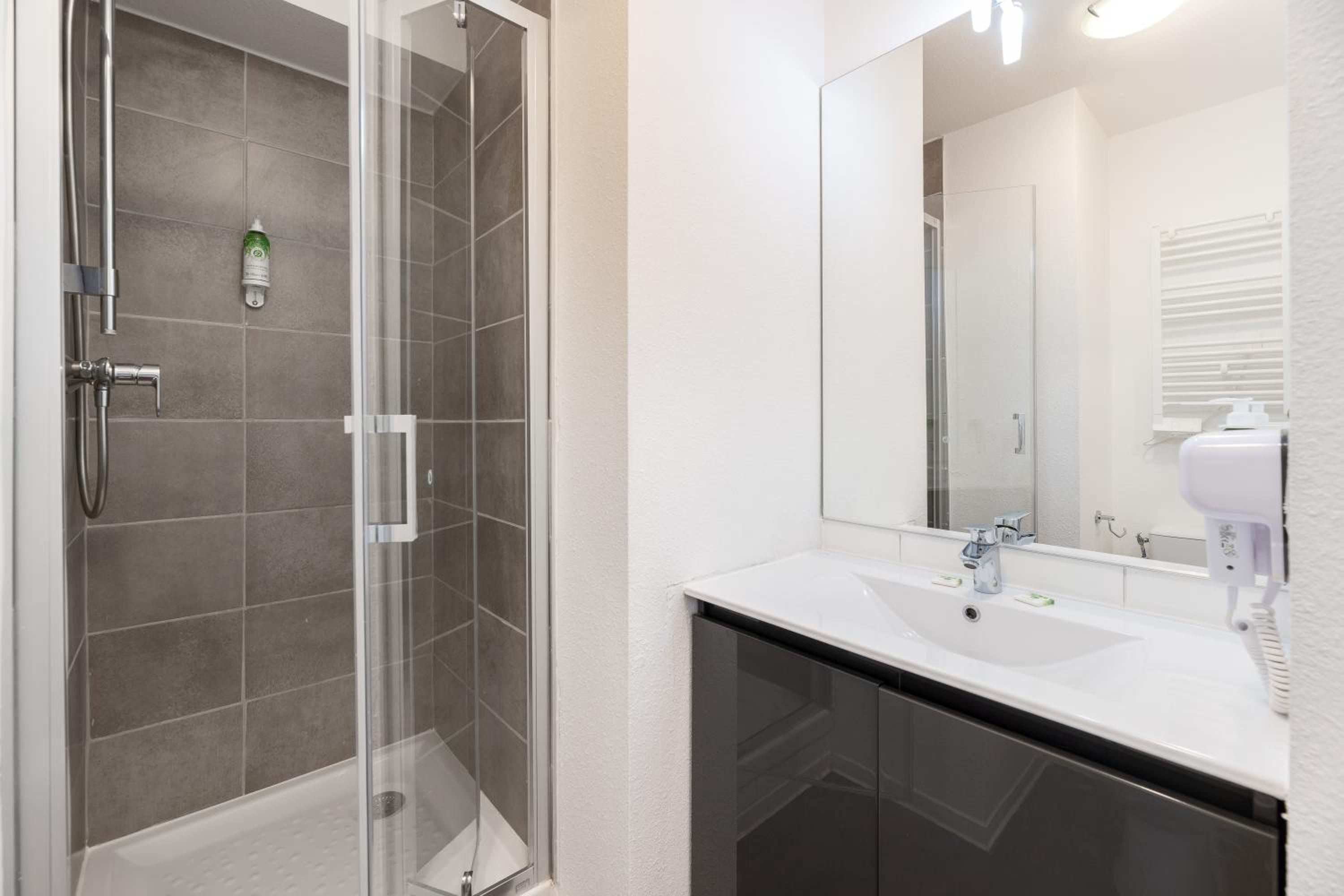 Superior One-Bedroom Apartment - Photo 5