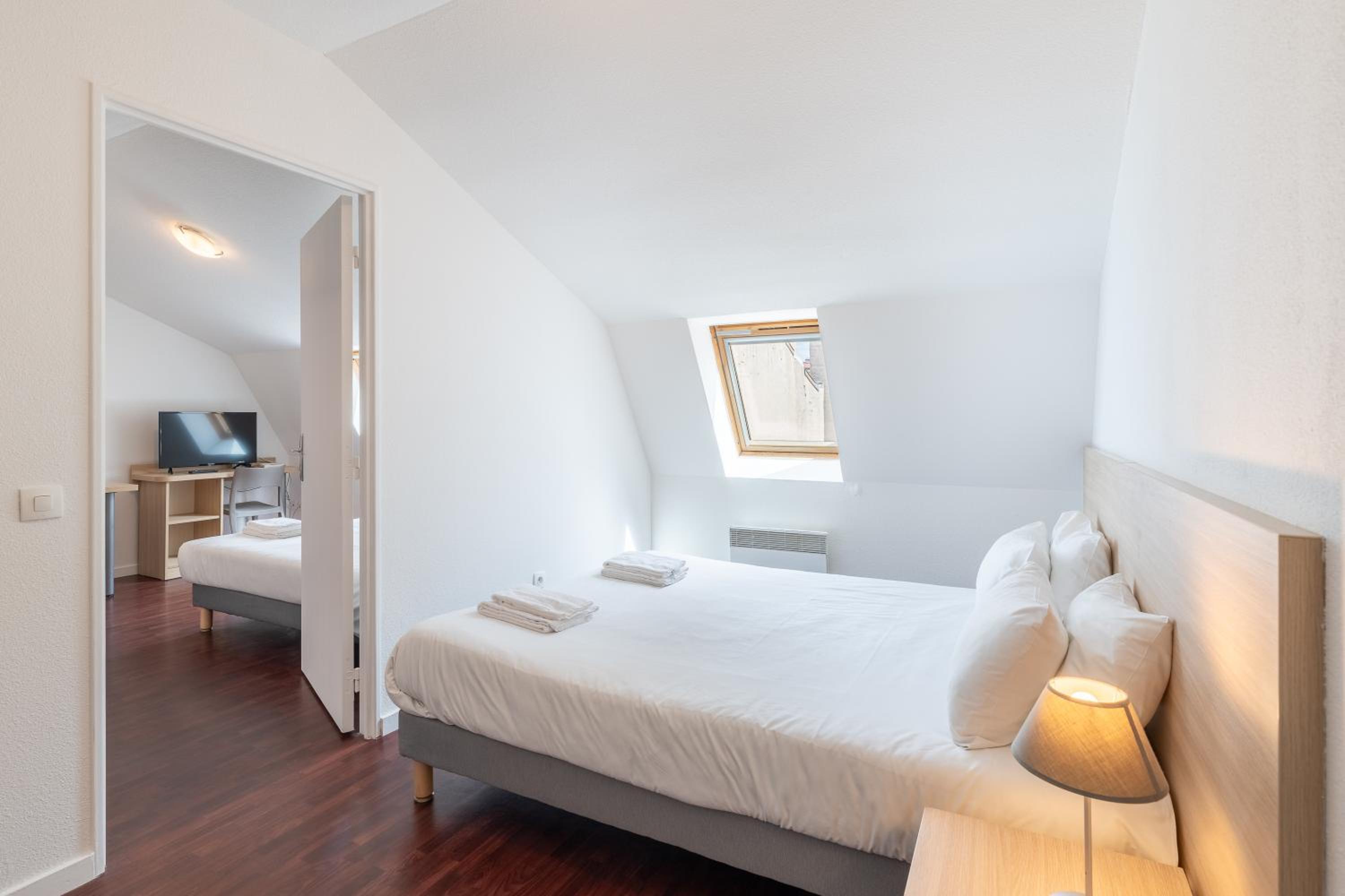 Superior One-Bedroom Apartment - Photo 4