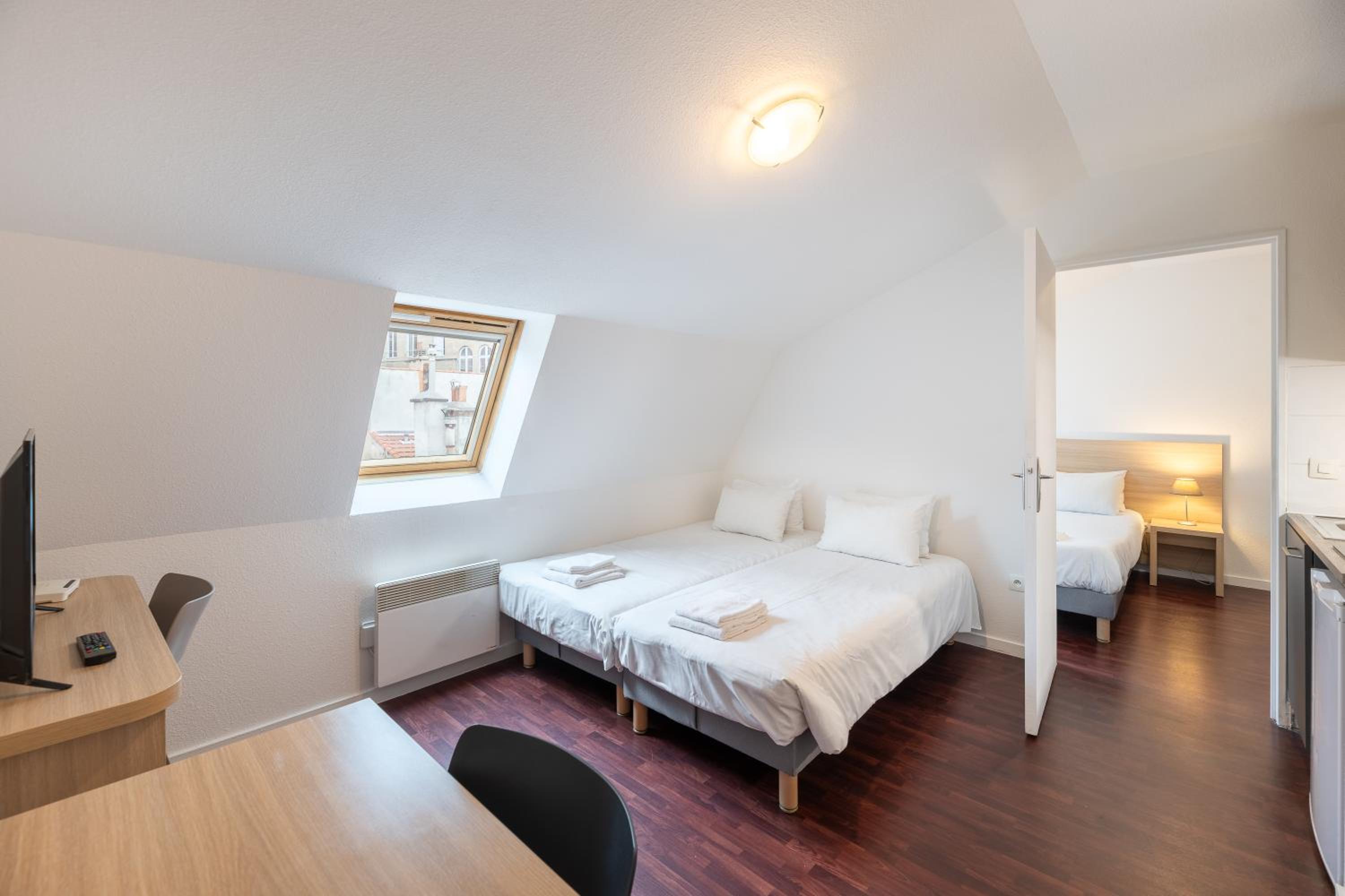 Superior One-Bedroom Apartment - Photo 3