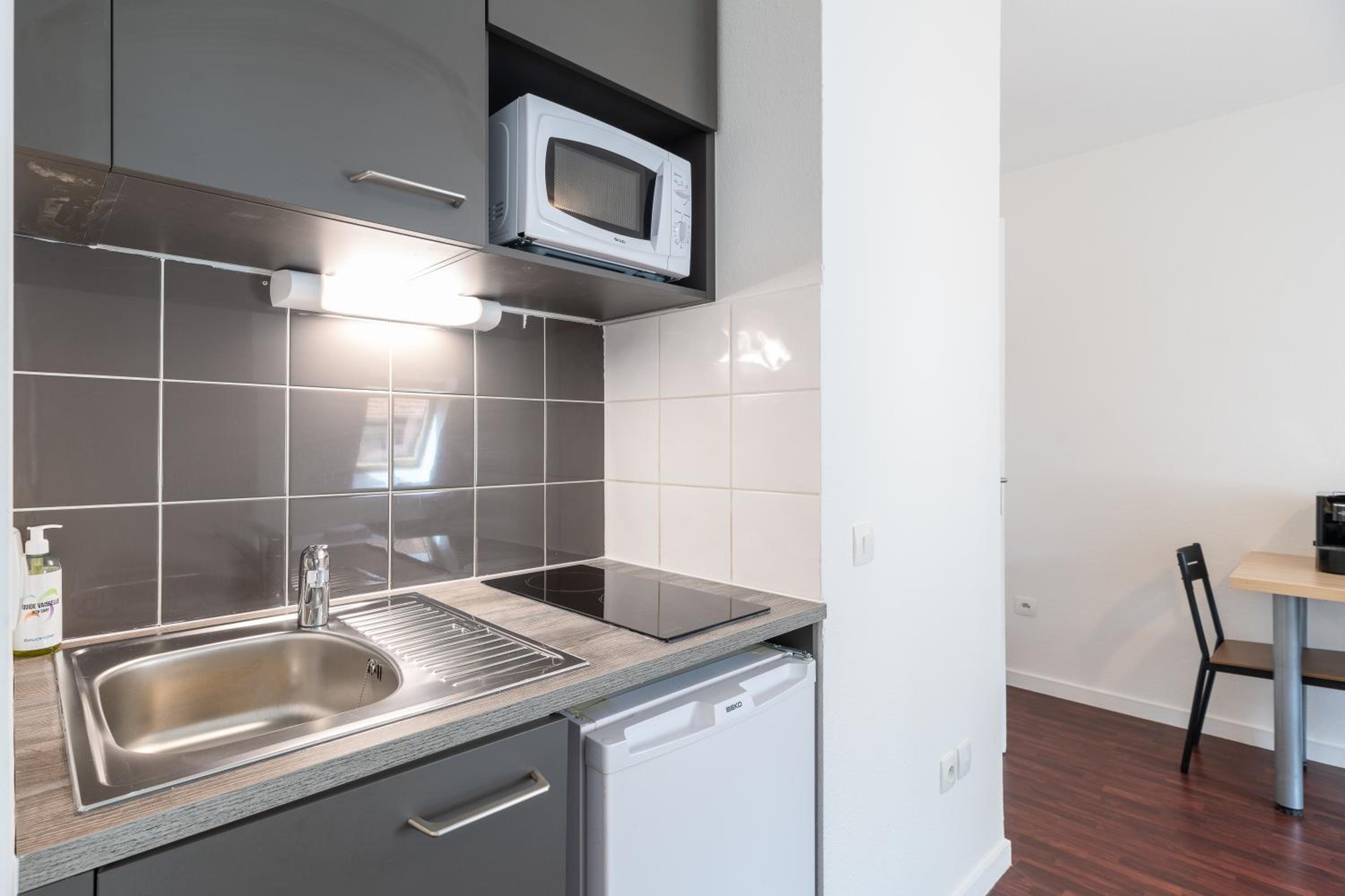 Superior One-Bedroom Apartment - Photo 2