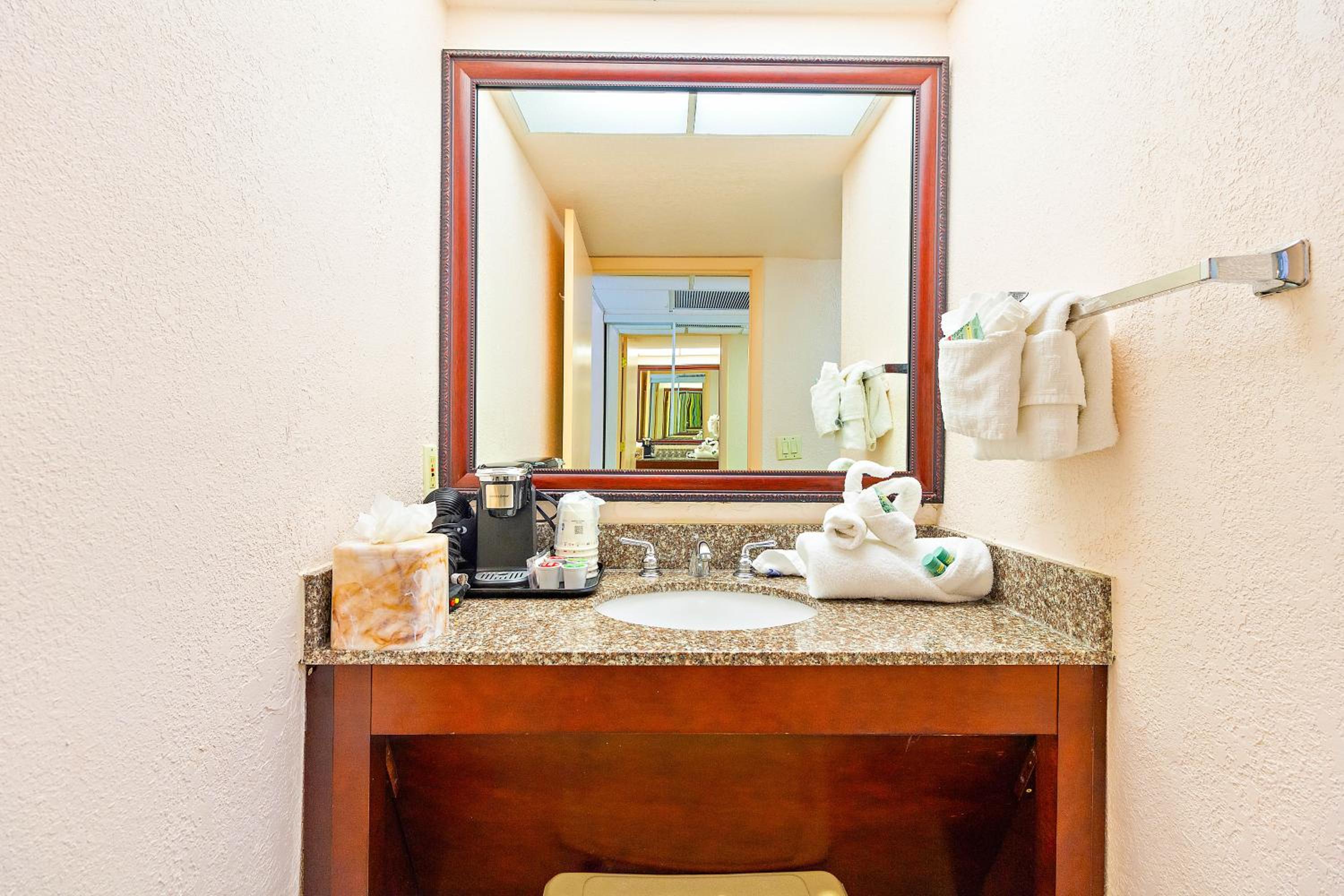 King Room With Roll-In Shower - Disability Access photo 2