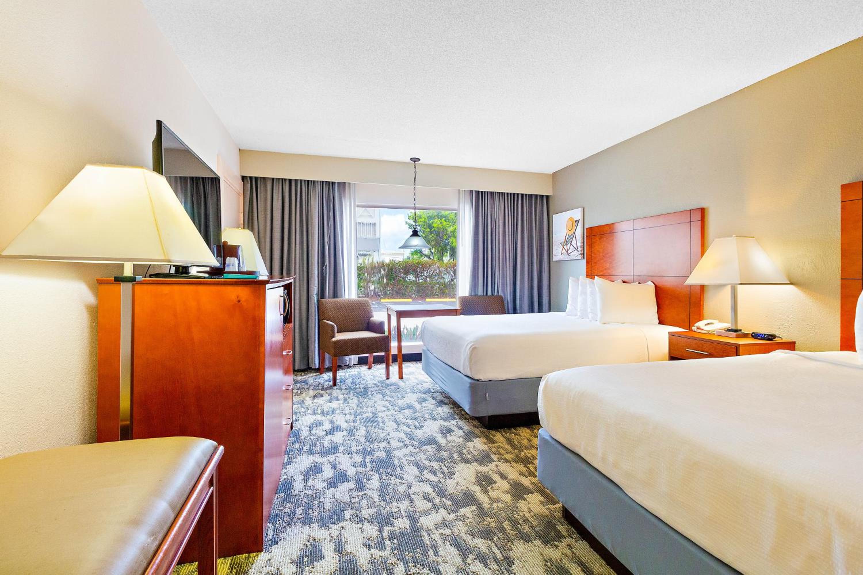 Queen Room With Two Queen Beds - Non-Smoking photo 2