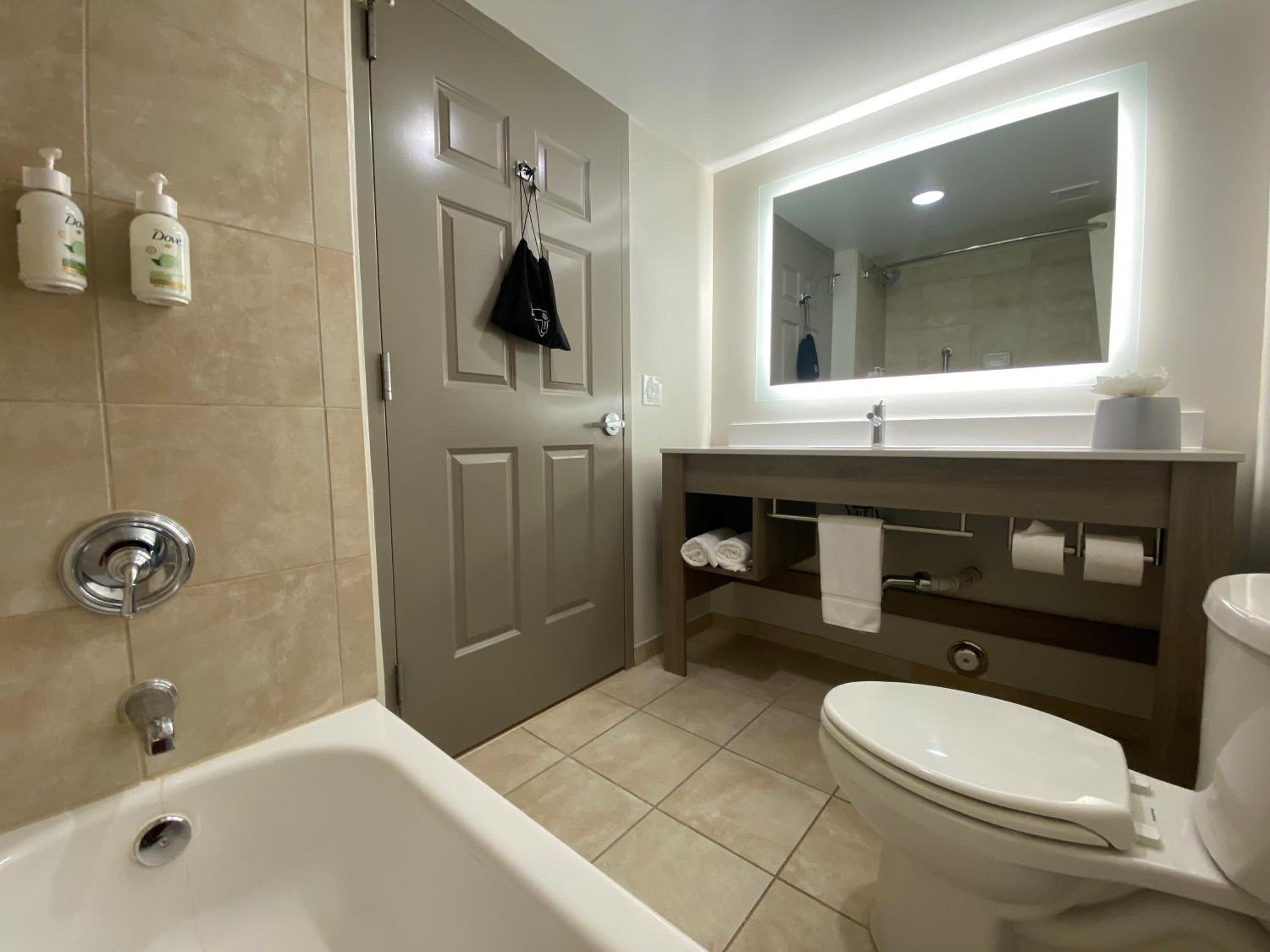 Deluxe King Room - Non-Smoking photo 2