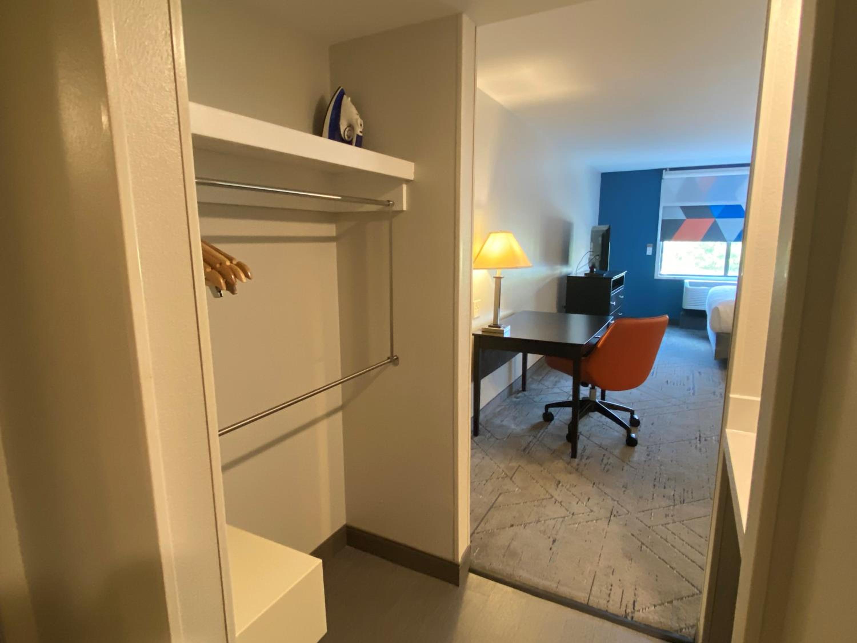 Holiday Inn Express & Suites Raleigh West - Lenovo Center by IHG, Foto 6