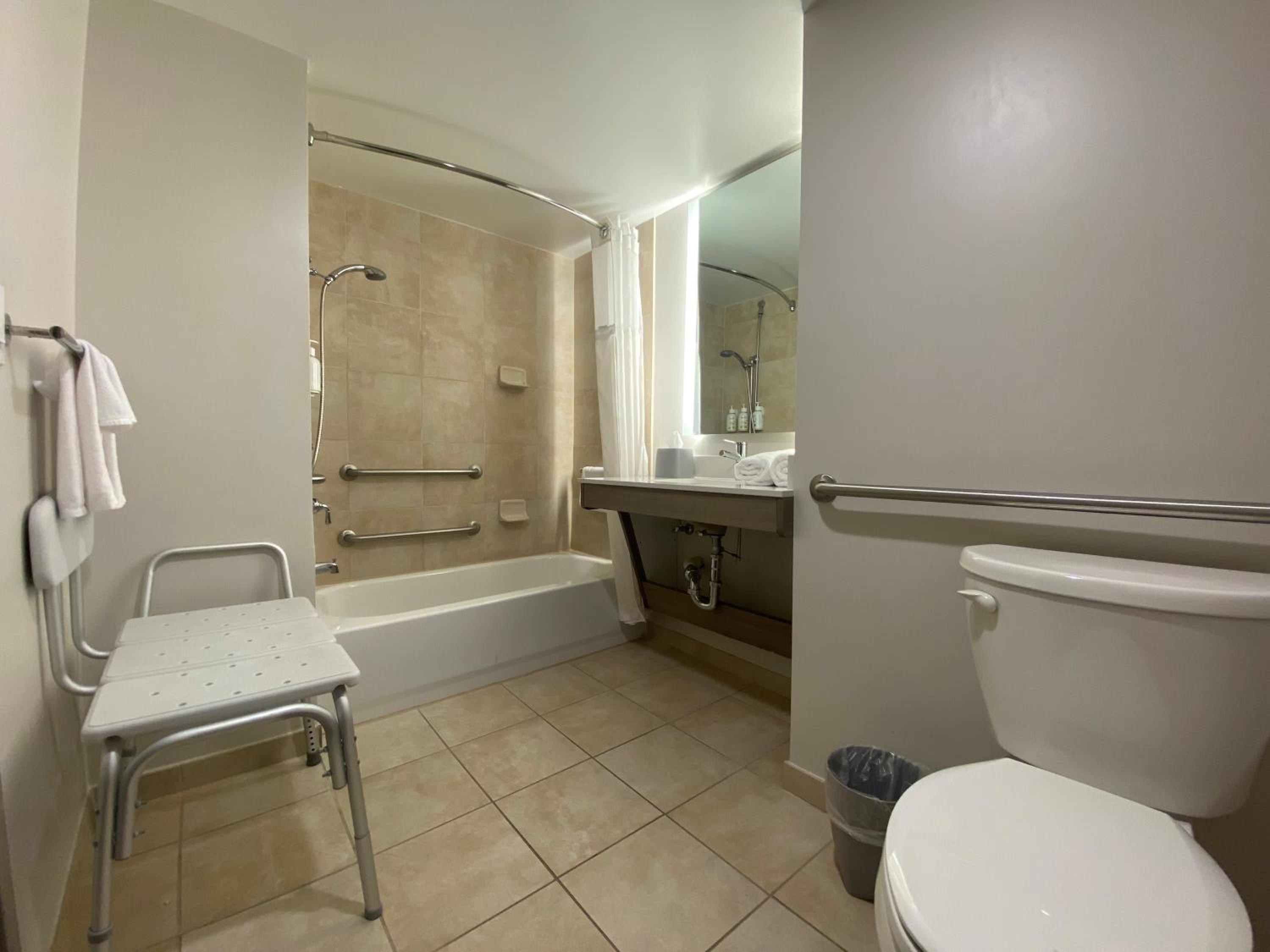 Queen Room With Two Queen Beds - Mobility Access/Non-Smoking - Photo 10