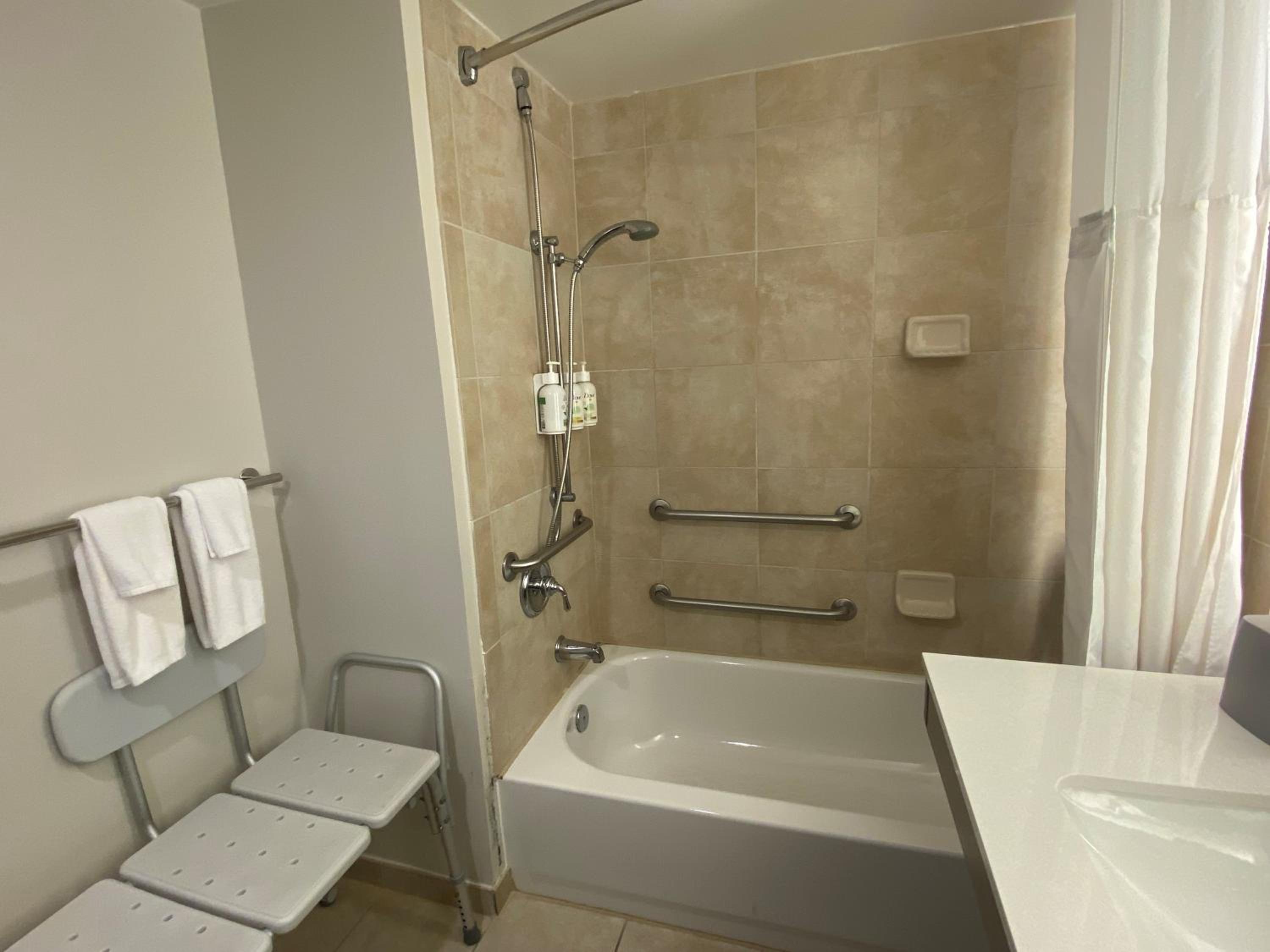 Queen Room With Two Queen Beds - Mobility Access/Non-Smoking - Photo 9