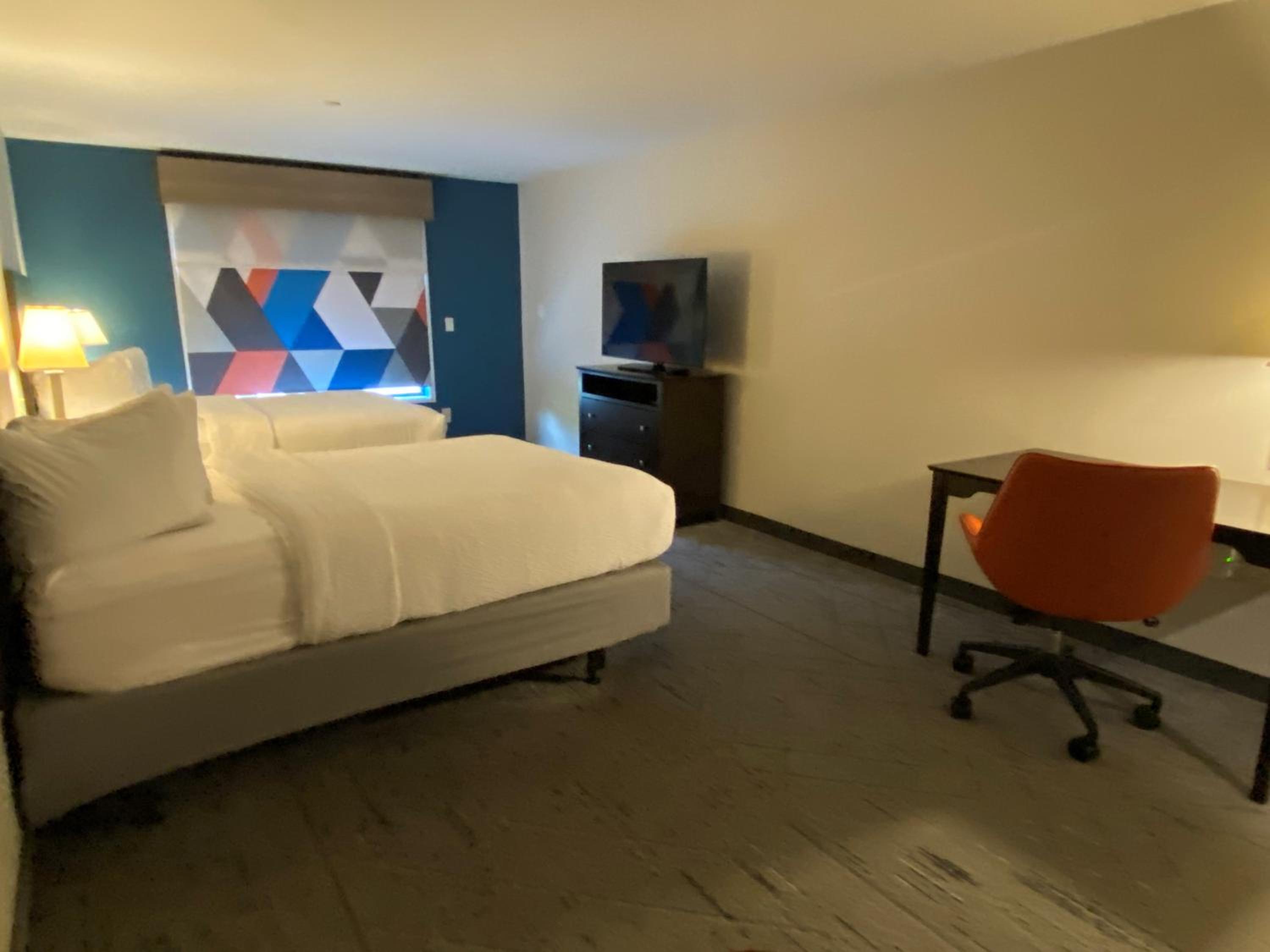 Queen Room With Two Queen Beds - Mobility Access/Non-Smoking - Photo 5