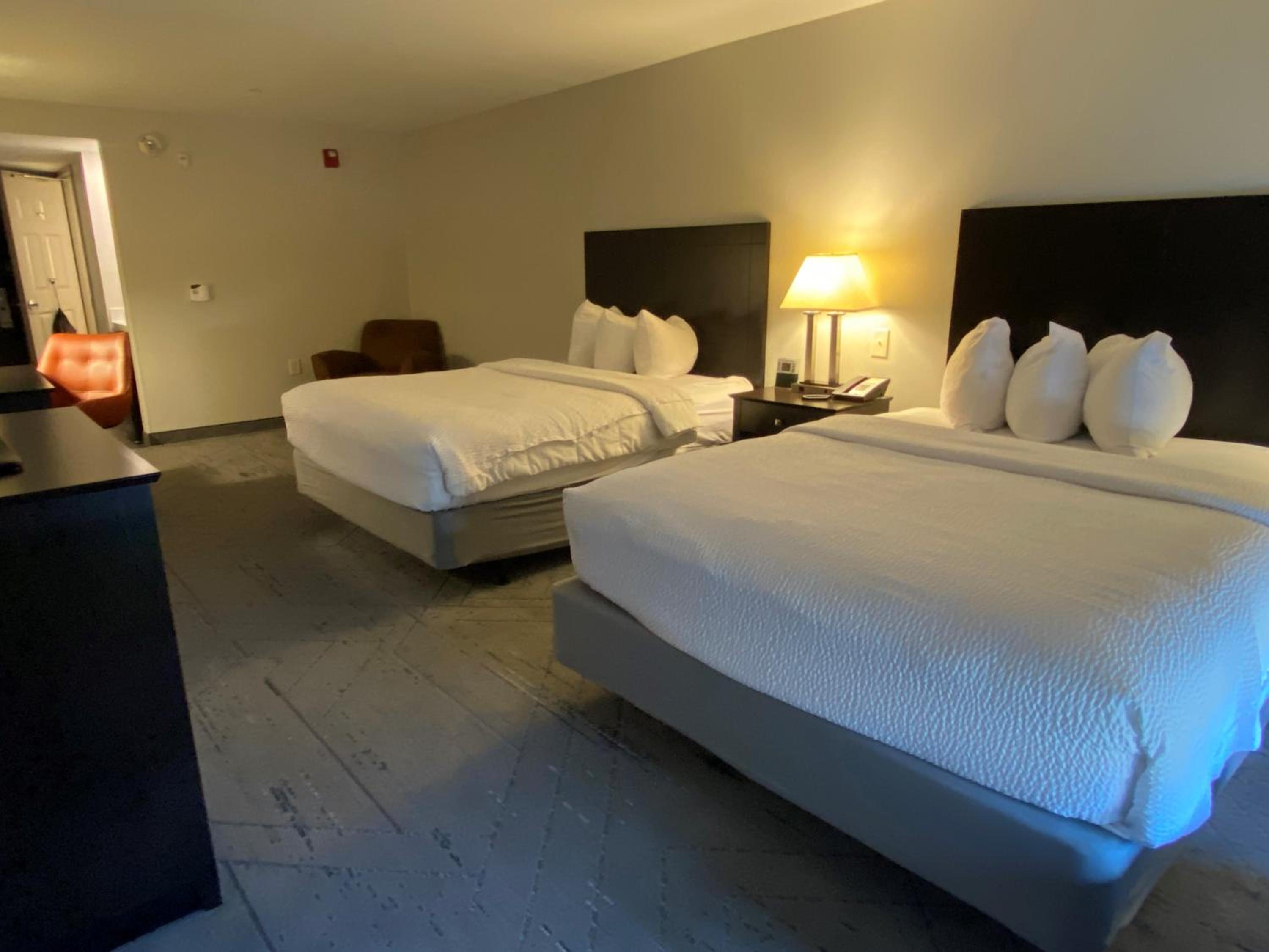 Queen Room With Two Queen Beds - Mobility Access/Non-Smoking - Photo 6
