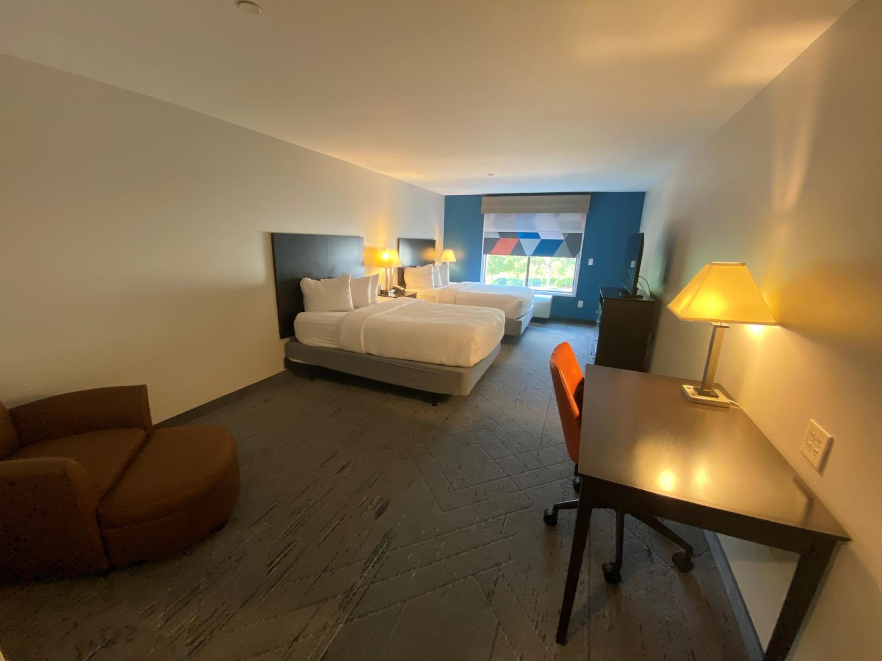 Queen Room With Two Queen Beds - Mobility Access/Non-Smoking - Photo 7