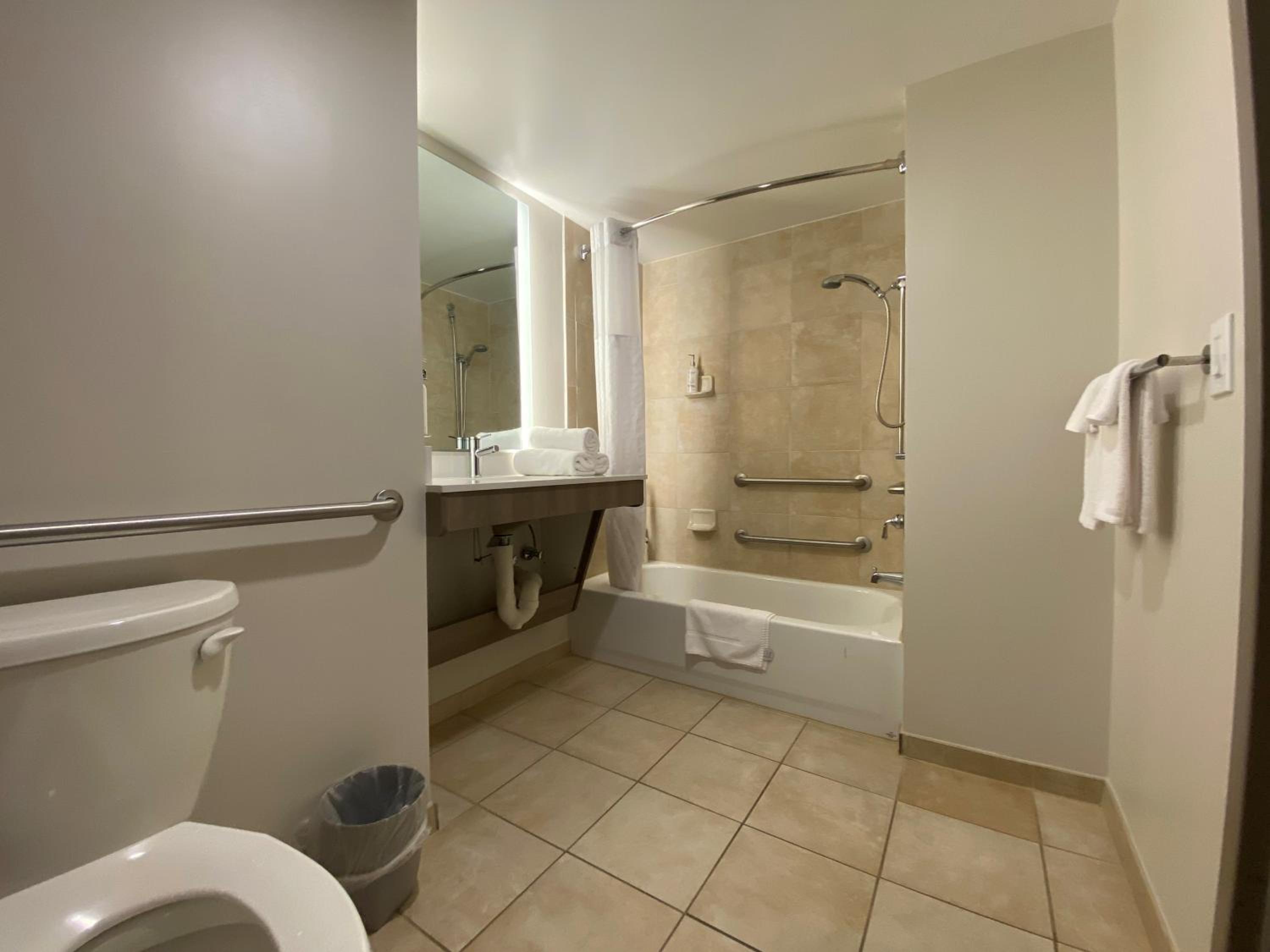 Queen Room With Two Queen Beds - Mobility Access/Non-Smoking - Photo 4