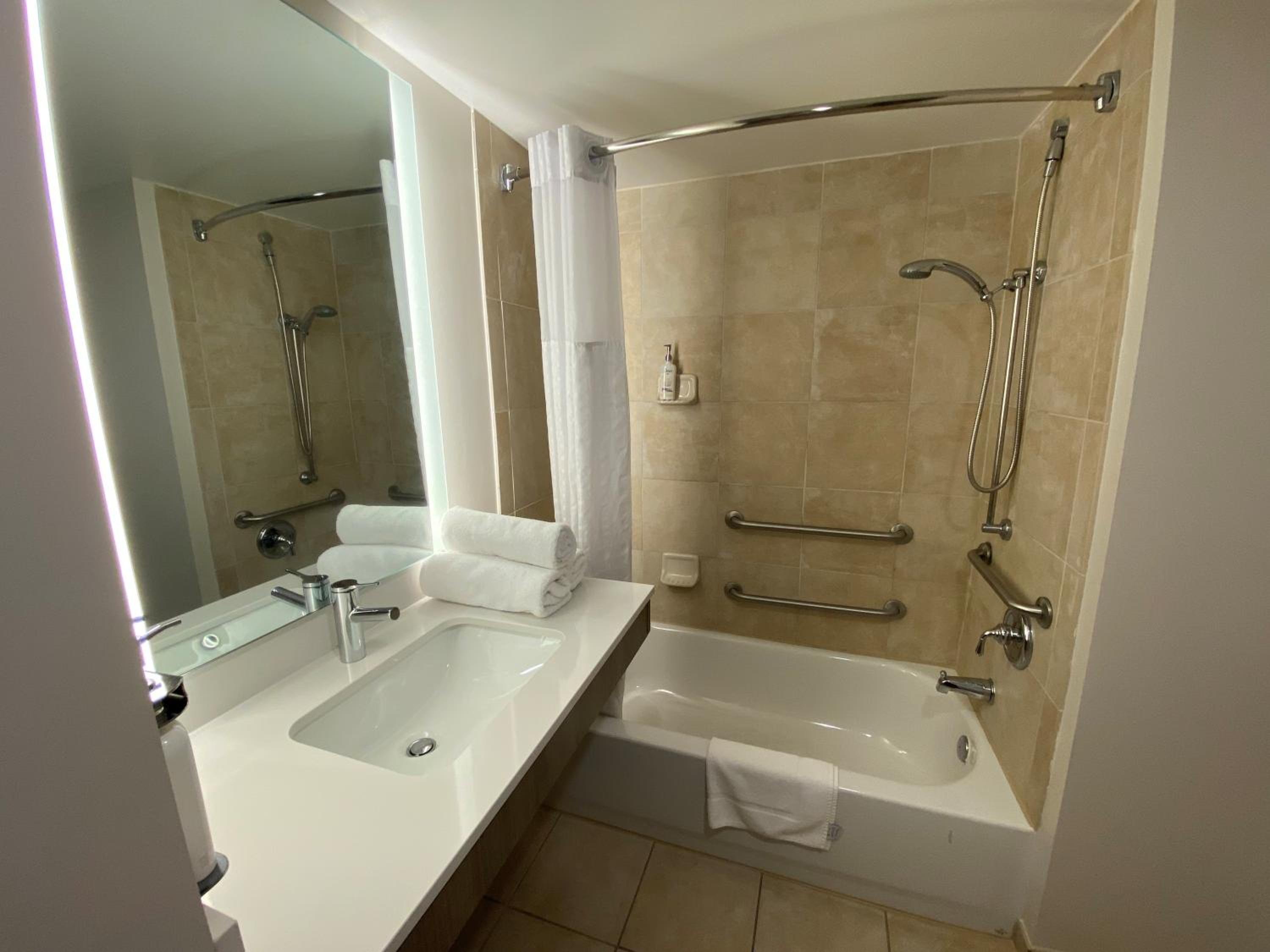Queen Room With Two Queen Beds - Mobility Access/Non-Smoking - Photo 3
