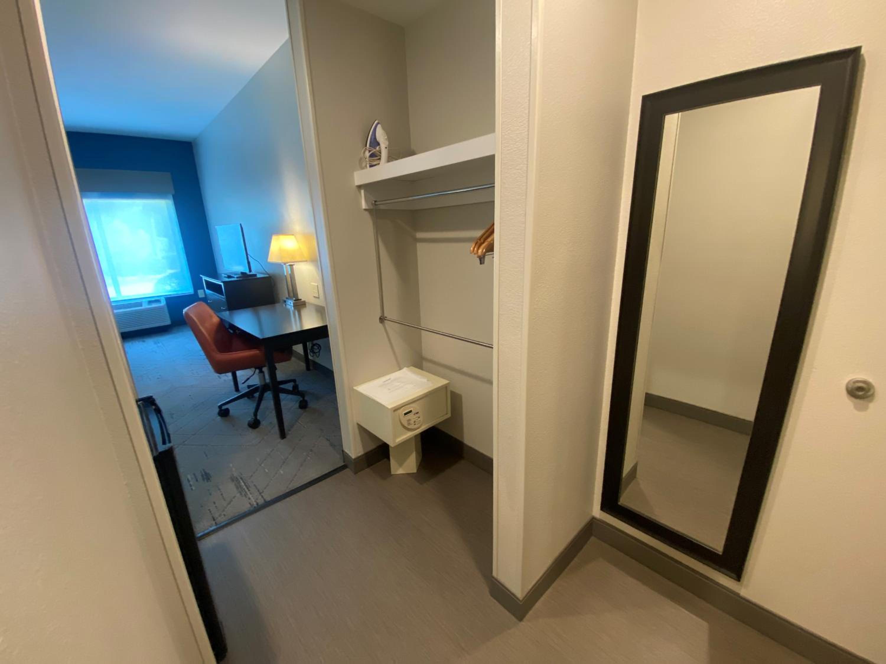King Room - Mobility Access/Non-Smoking - Photo 10