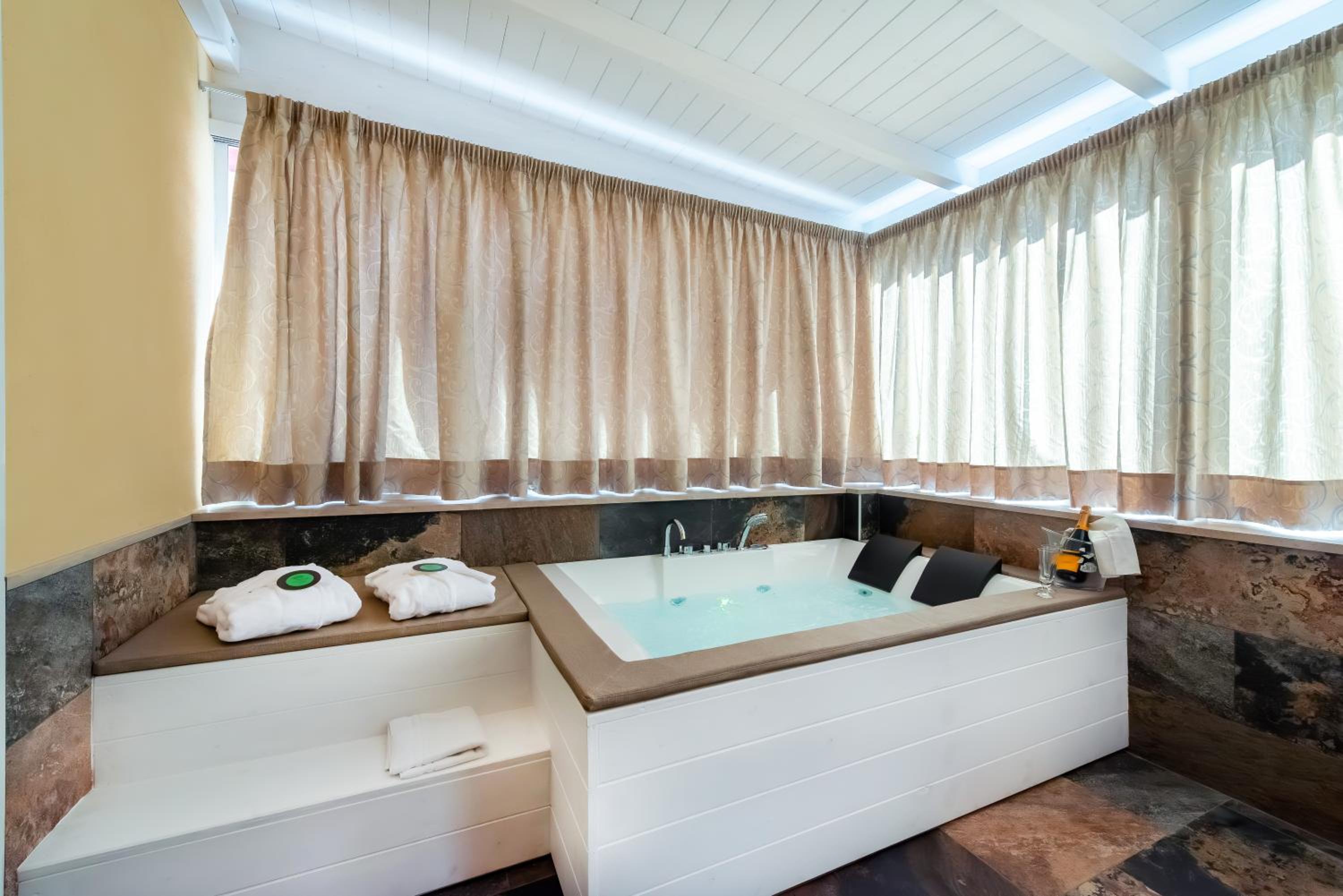 King Suite with Spa Bath photo 2