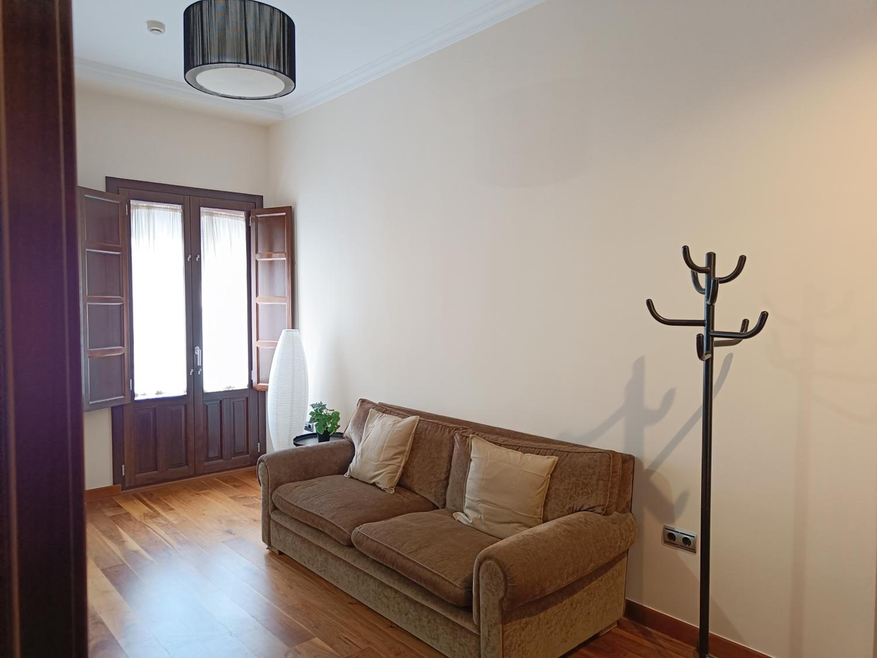Apartamento de lujo de dos habitaciones con balcón