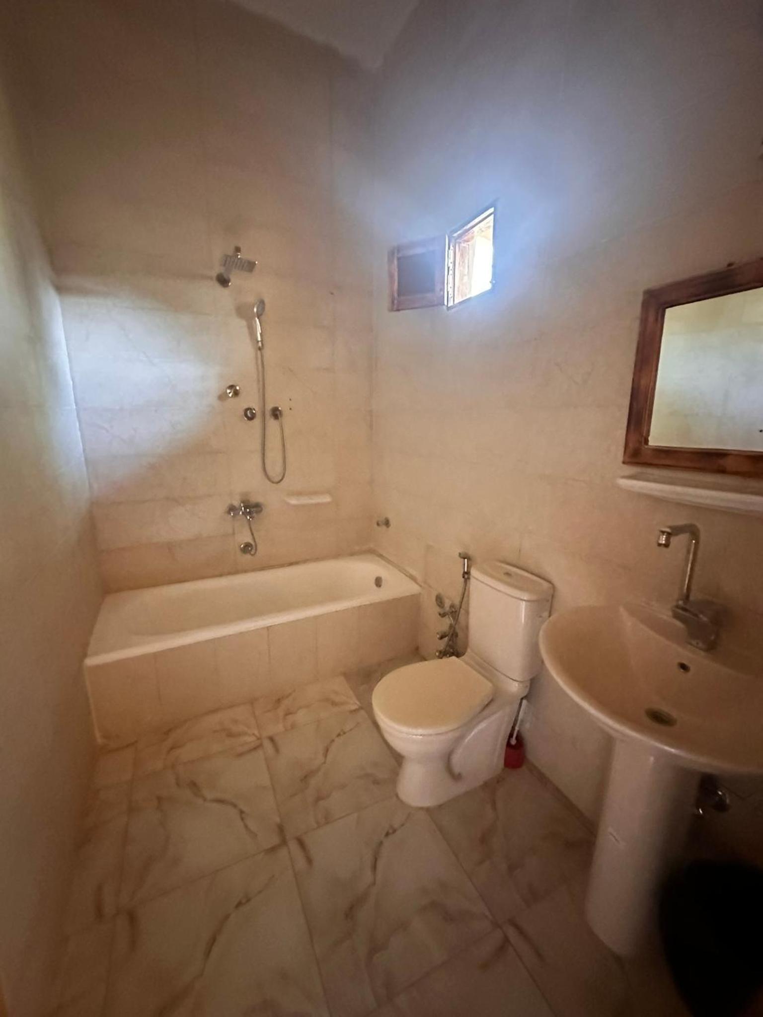 Quadruple Room with Balcony - Photo 5