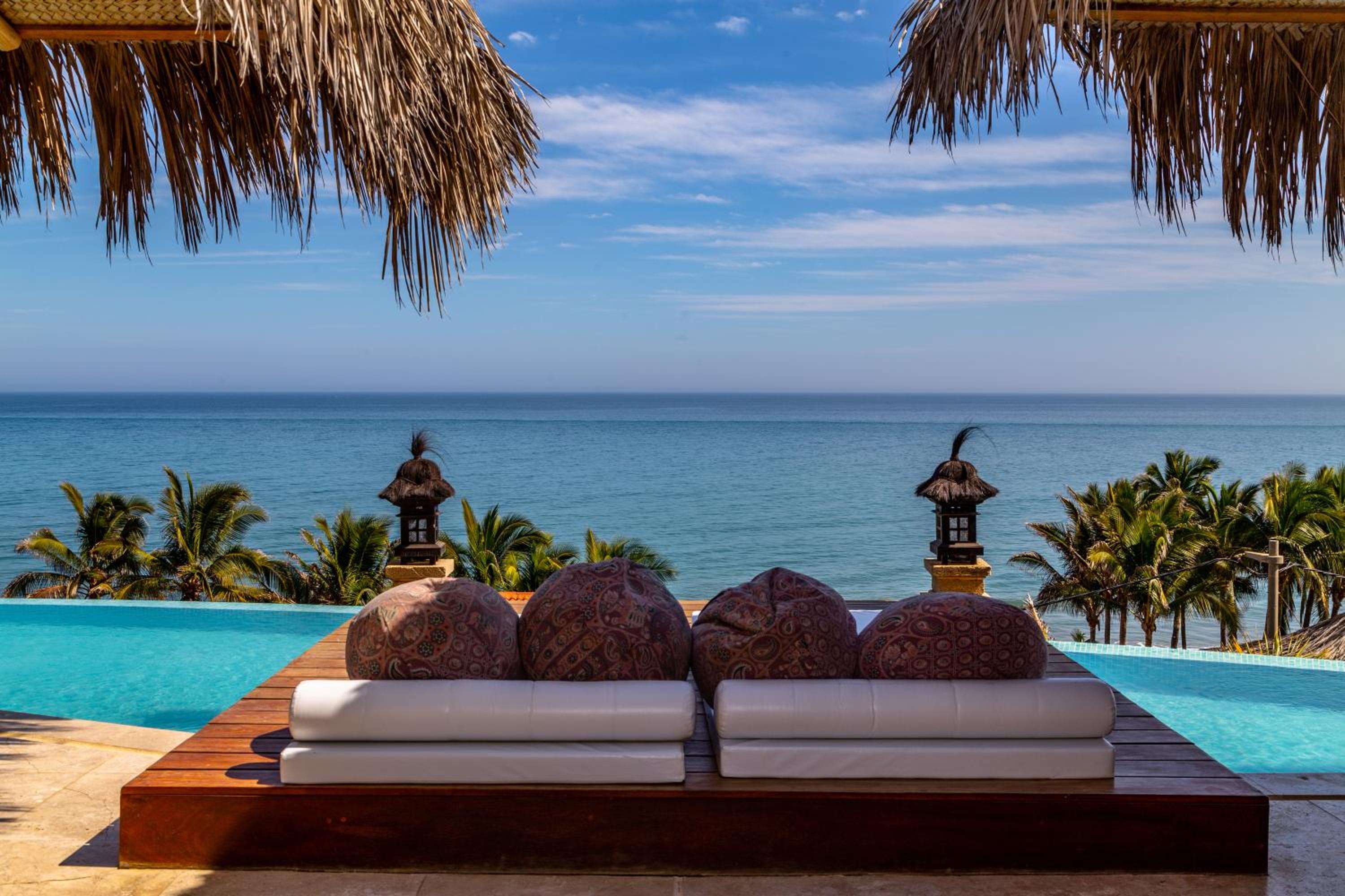 Deluxe Suite with Sea View photo 2