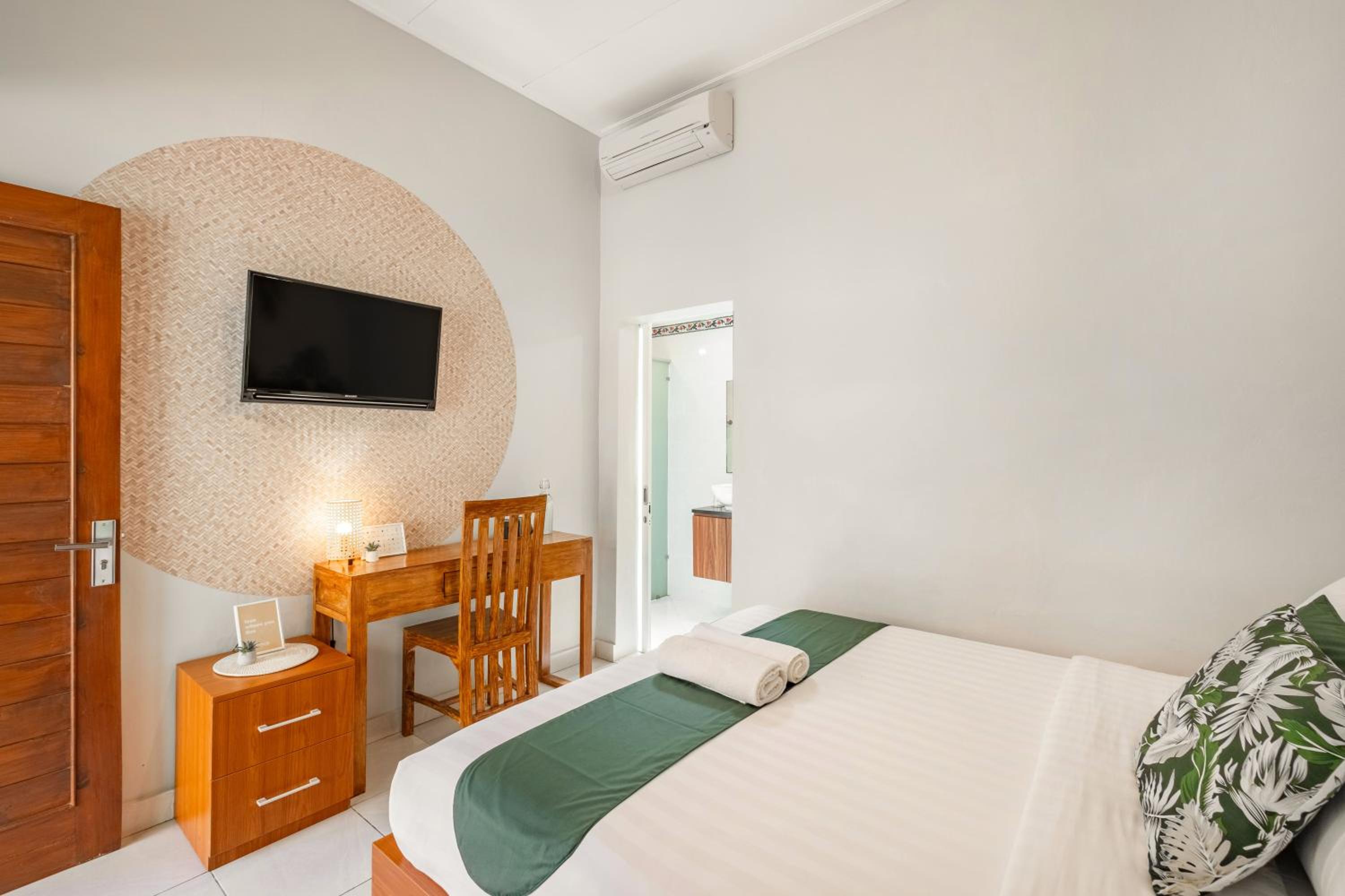 Superior Room with Pool View - Photo 6