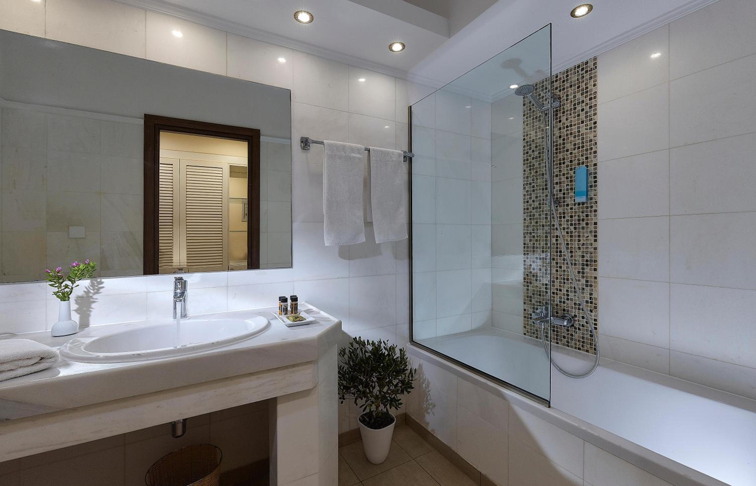 Luxury Superior Room Beach Front - Photo 2