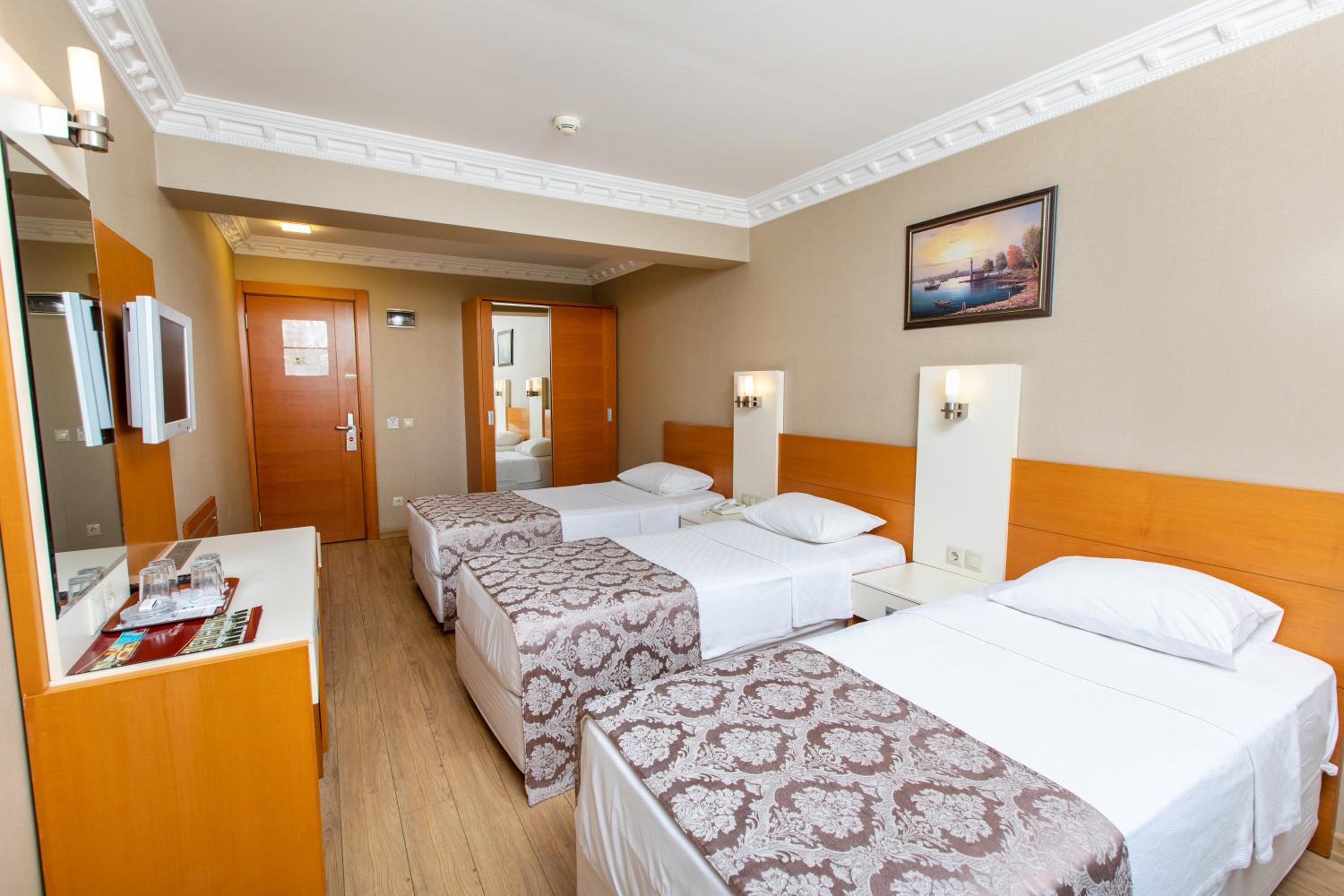 Standard Triple Room photo 2