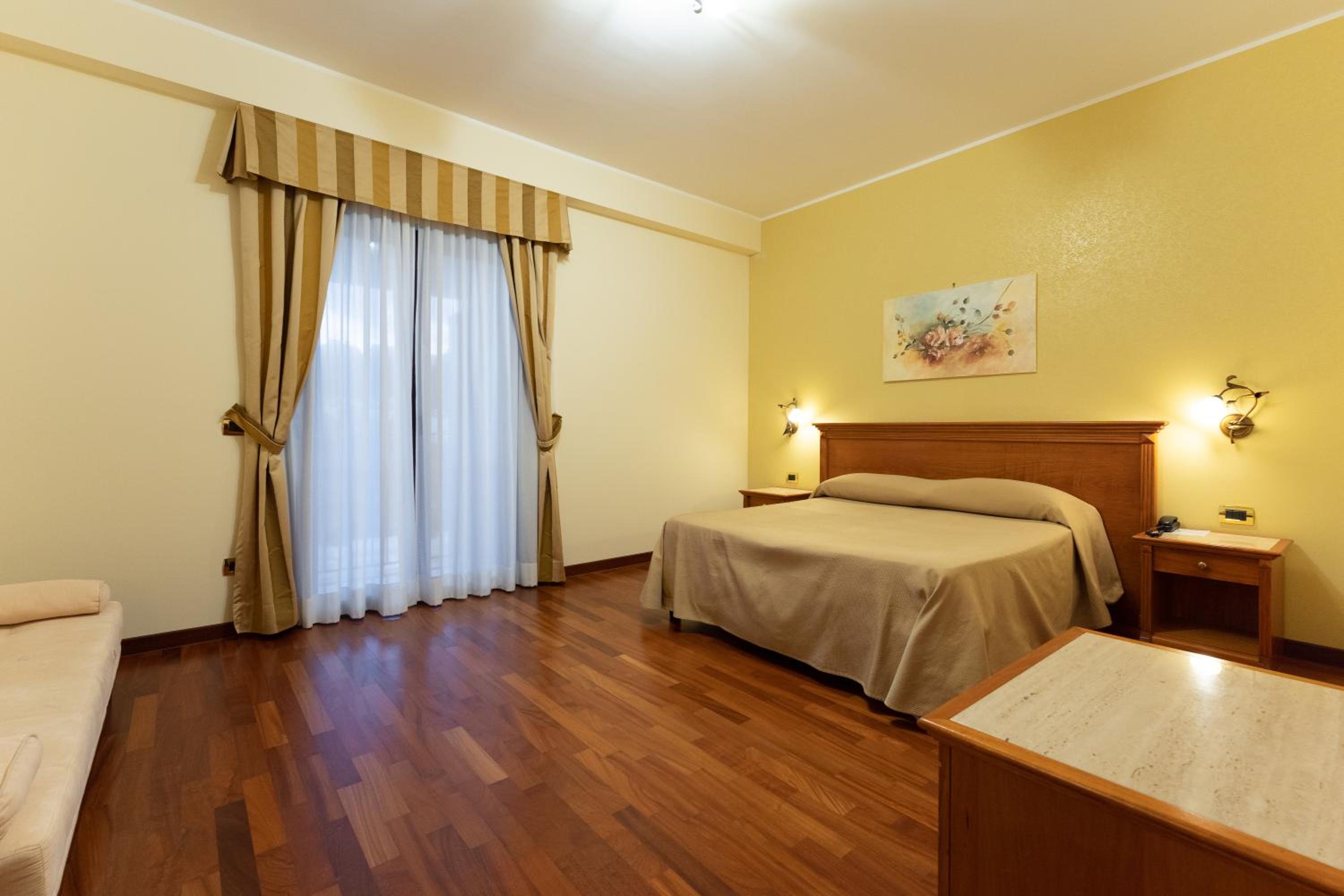 Queen Room with Balcony photo 2