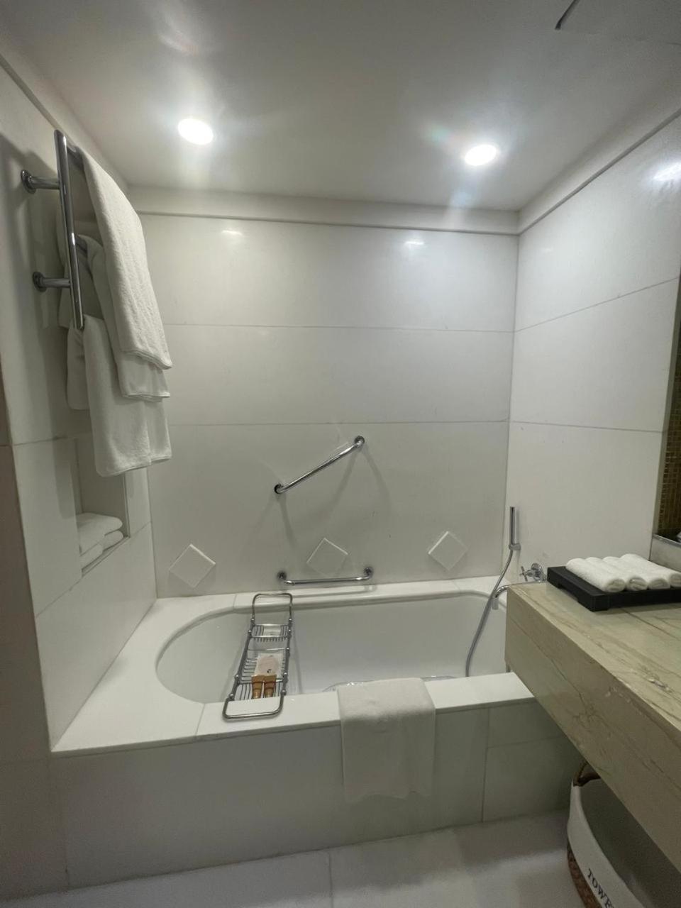 Towers Room, Concierge level, Larger Guest room with complimentary lounge access,  Luxury hours,1 King - Photo 4