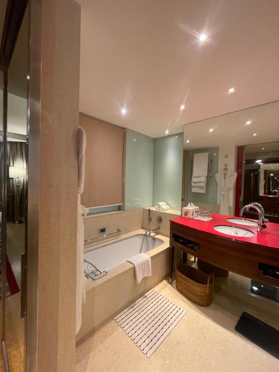 ITC One, Executive level, Larger Guest room with complimentary lounge access, 1 King - Photo 2