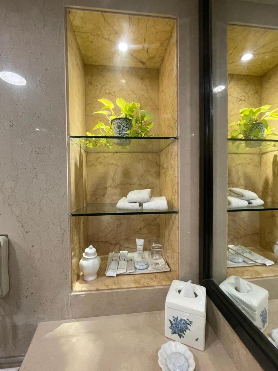ITC One, Executive level, Larger Guest room with complimentary lounge access, 1 King - Photo 3