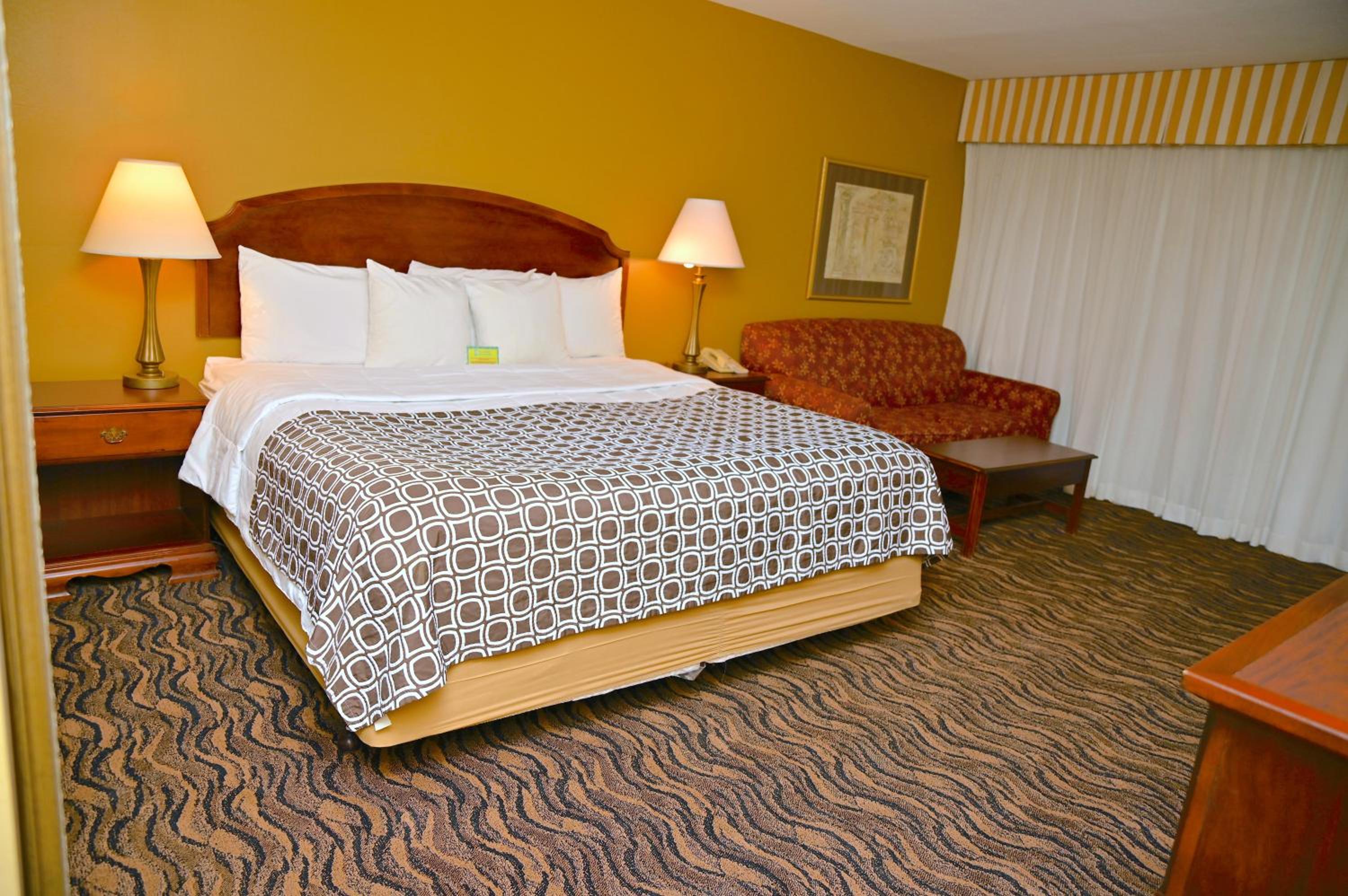 King Room with Sofa Bed - Non-Smoking - Photo 5
