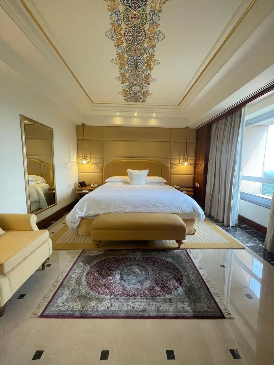 Deluxe Suite with one way airport transfer, Luxury Hours at Lounge (6PM-8pm), Signature Butler Service - Concierge Level - Photo 6