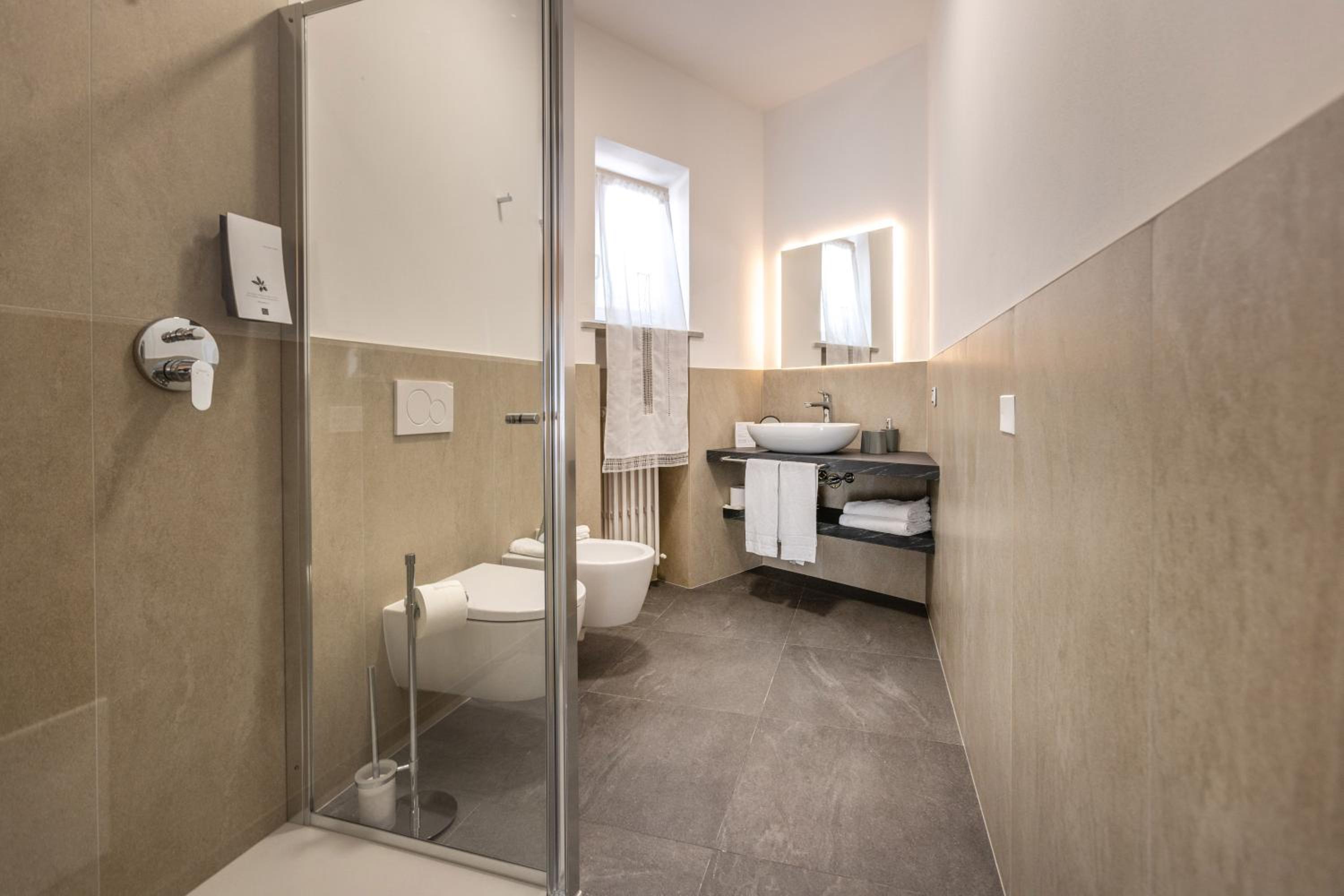 Double or Twin Room with Balcony - Photo 17