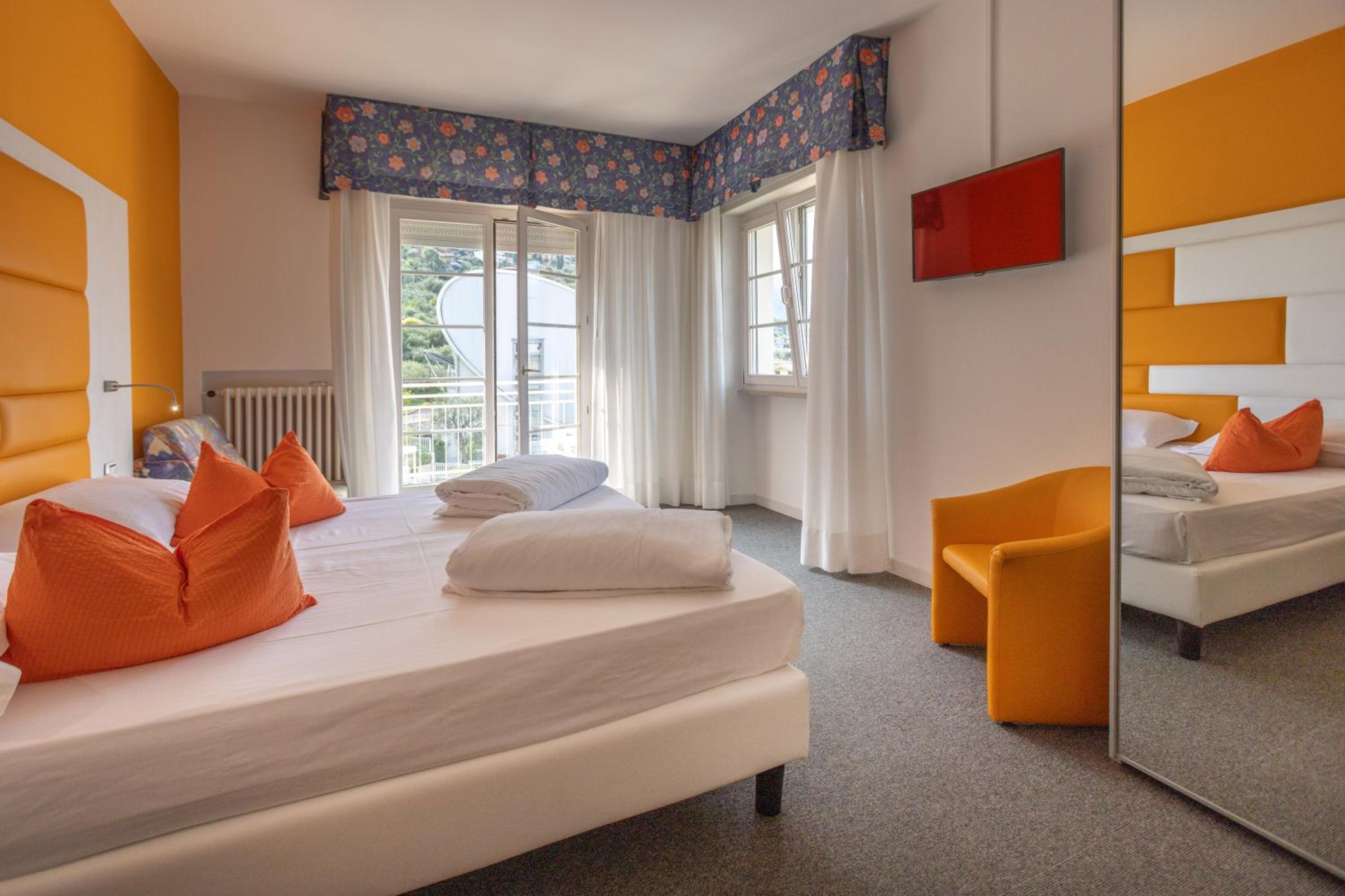Double or Twin Room with Balcony - Photo 2