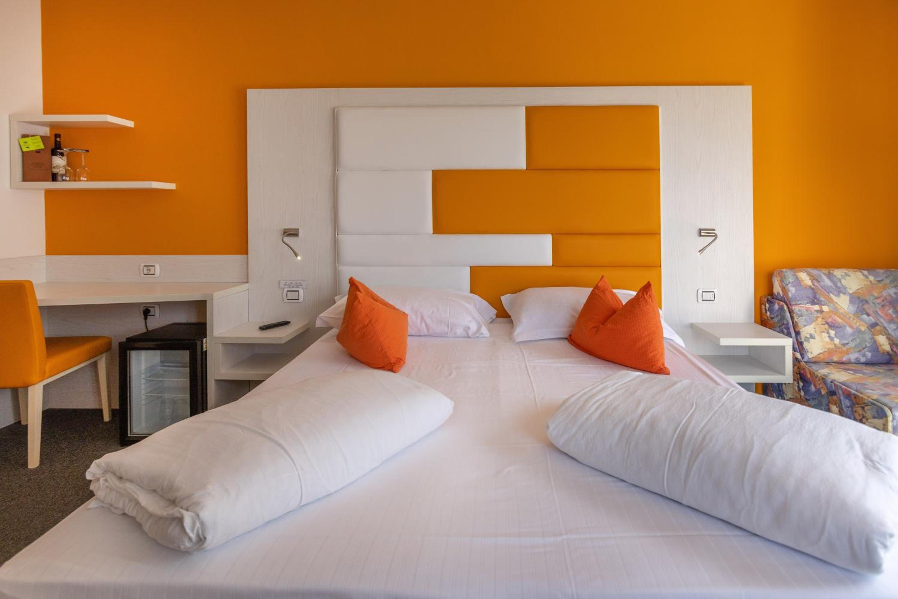 Double or Twin Room with Balcony - Photo 10