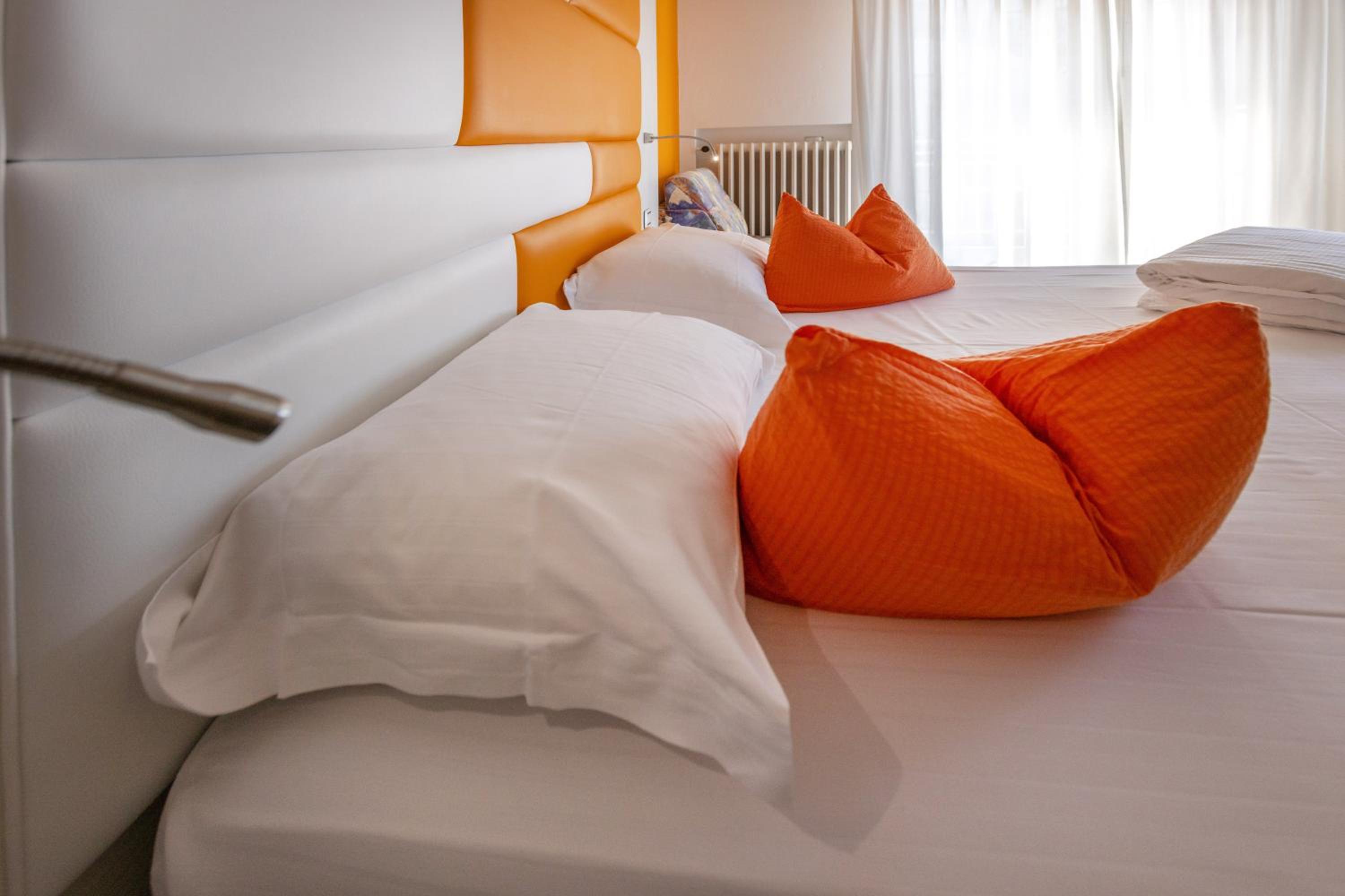 Double or Twin Room with Balcony - Photo 4