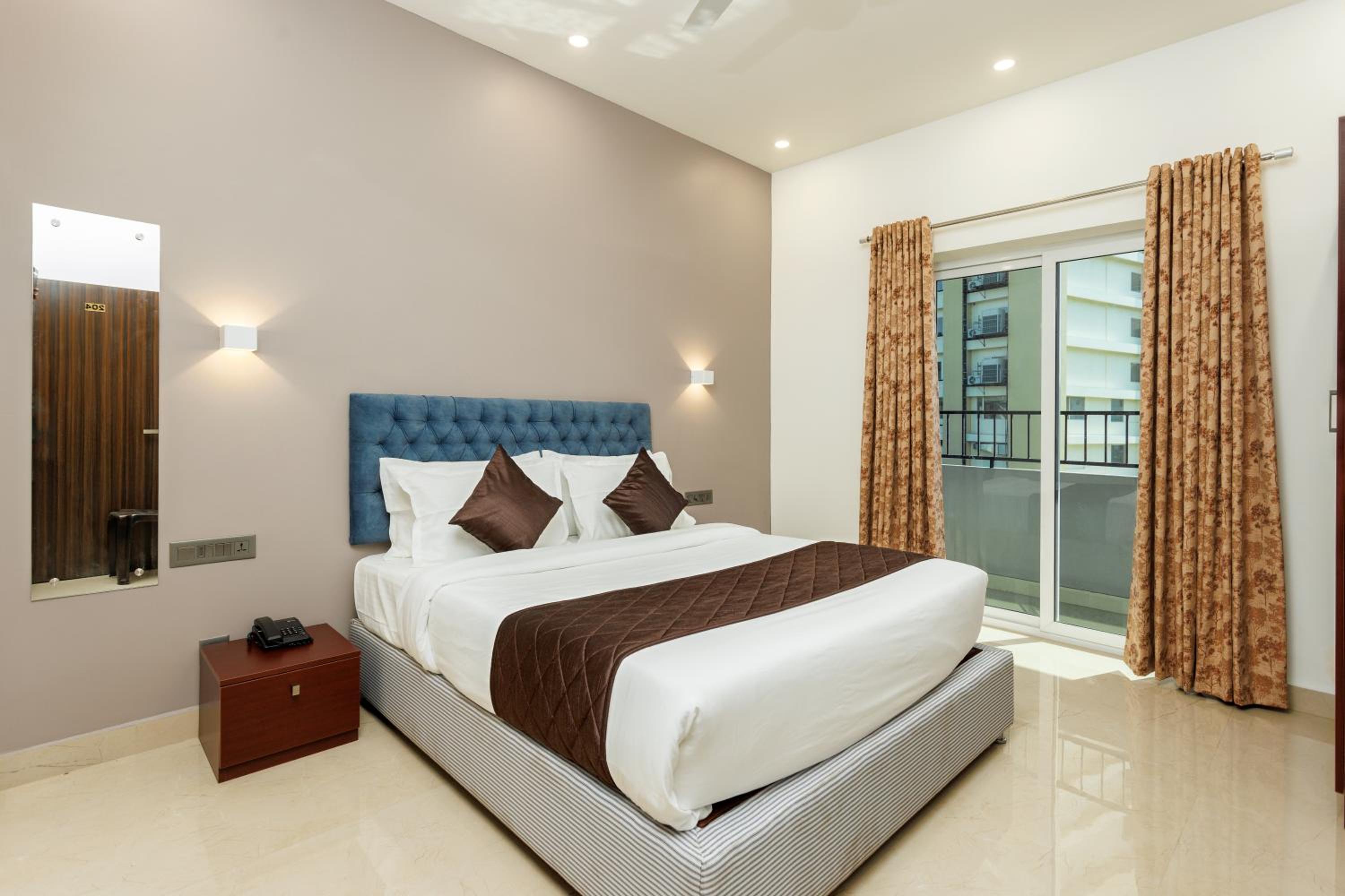 Deluxe Double Room with Balcony photo 2