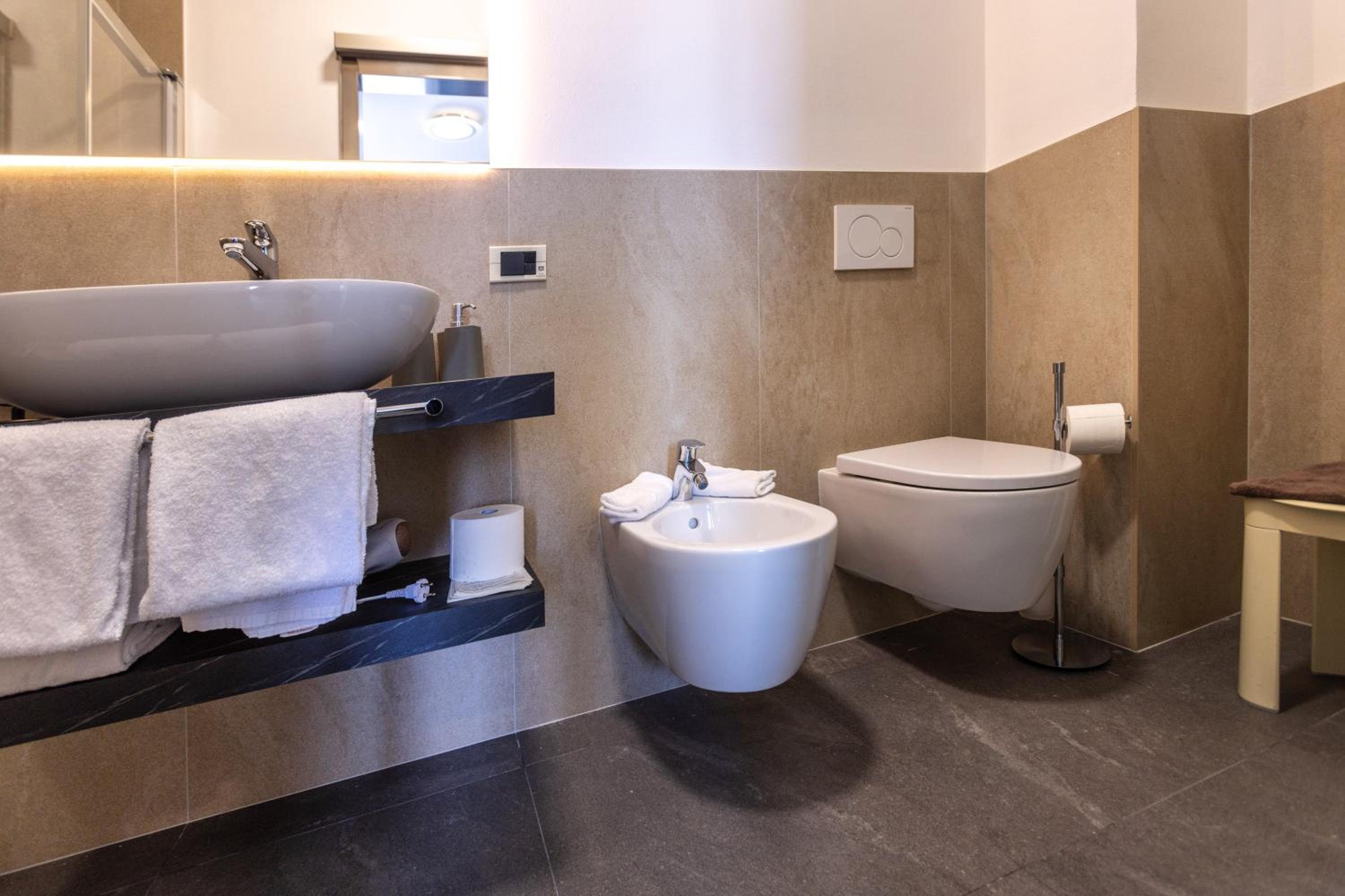 Double or Twin Room with Balcony - Photo 9