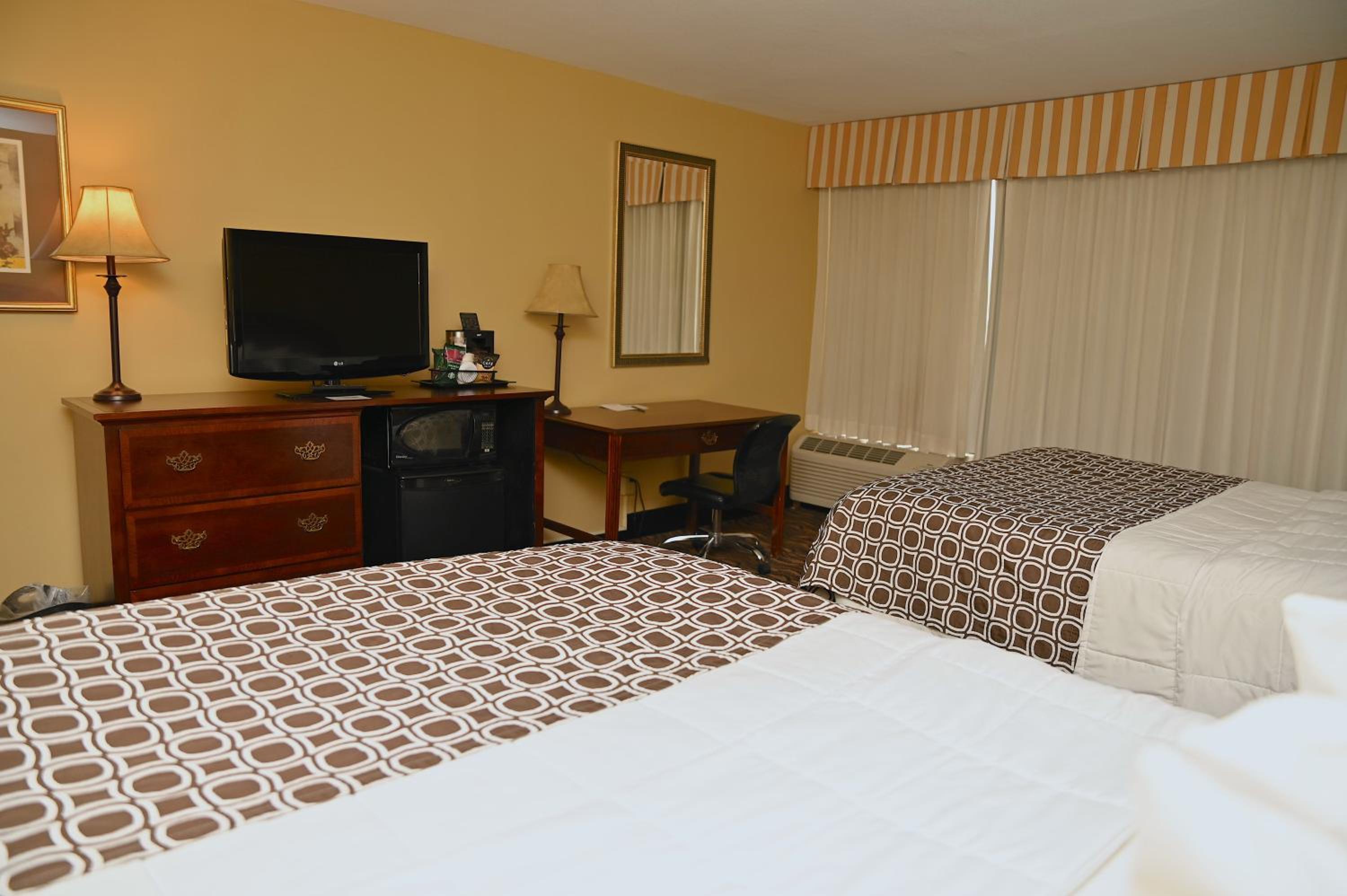 Queen Room with Two Queen Beds - Non-Smoking - Photo 3