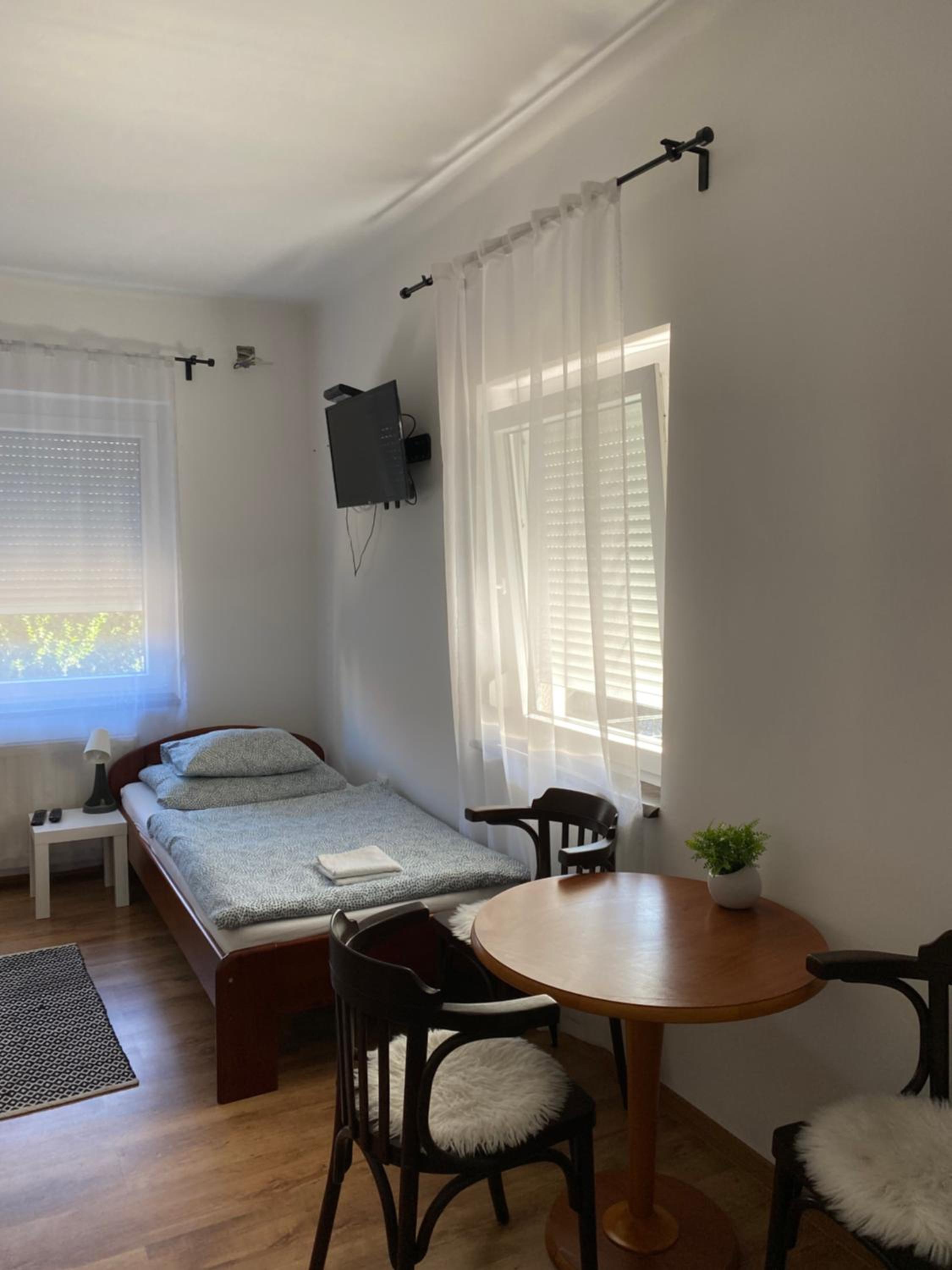 One-Bedroom Apartment - Photo 6